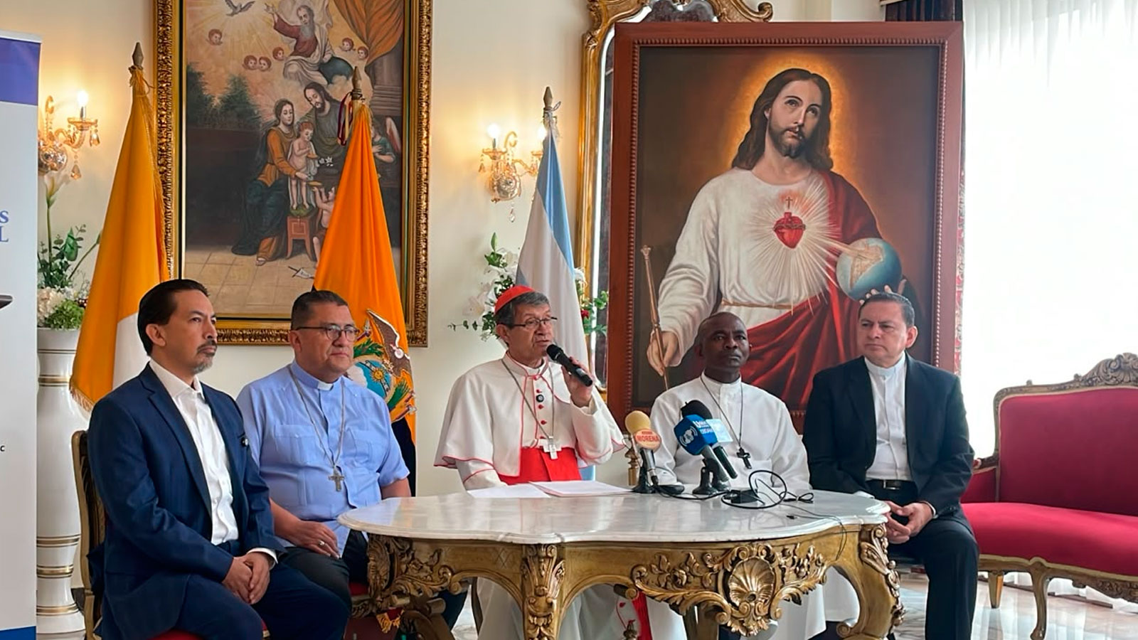 El Cardenal Luis Cabrera en la rueda de prensa del 28 de octubre, ante el cuadro del Sagrado Corazón de Jesús que bendijo y que estará en la Misa del 31 de octubre. Crédito: Arquidiócesis de Guayaquil.