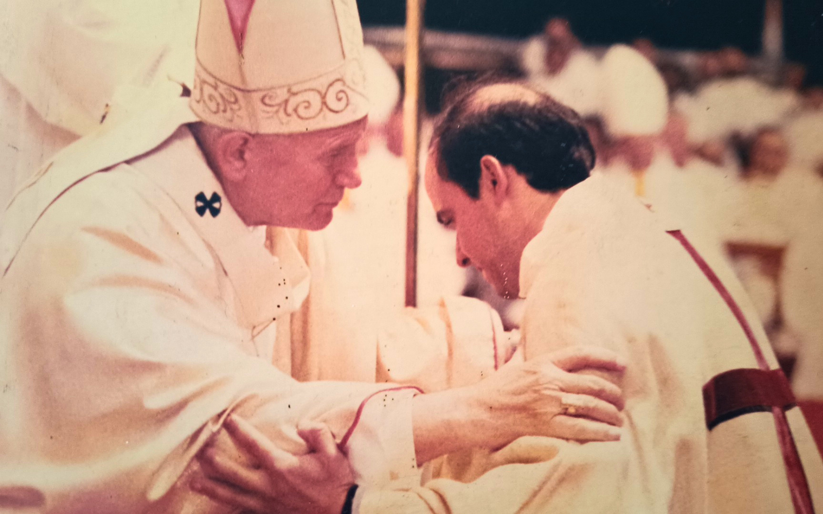 Ordenación sacerdotal de Mons. Arturo Eduardo Fajardo Bustamante a manos del San Juan Pablo II en 1988. Crédito: Cortesía de Mons. Arturo Eduardo Fajardo Bustamante
