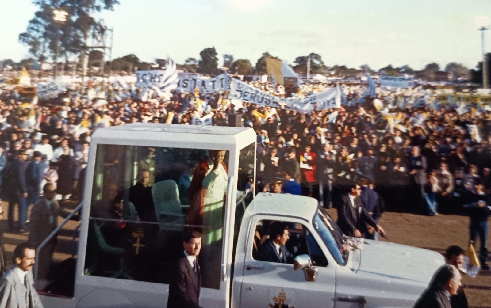 San Juan Pablo II saludando a fieles congregados en la explanada de la Catedral Basílica de Florida y Santuario Nacional de la Virgen de los Treinta y Tres Orientales de Uruguay en 1988. Crédito: Cortesía de Mons. Arturo Eduardo Fajardo Bustamante