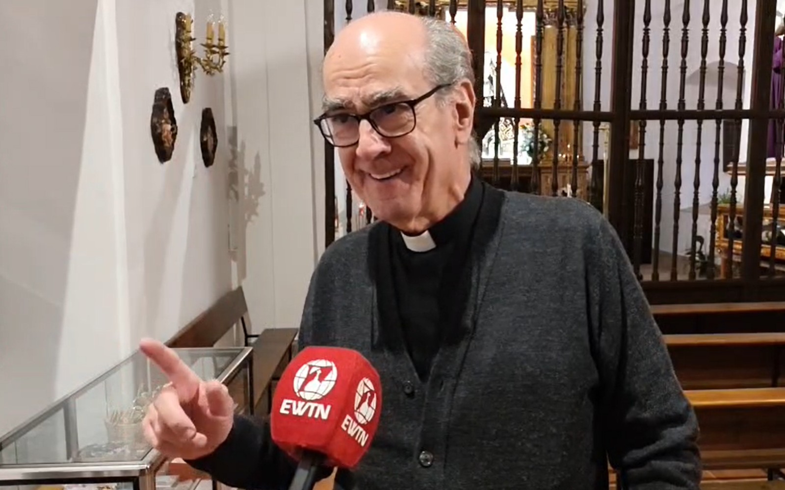 El P. Fernando Fernández de Bobadilla, párroco de Los Yébenes, impartió la absolución general a los muertos y heridos en el accidente de tren ocurrido en Urda (Toledo) en 28 de octubre de 2026. | Crédito: Nicolás de Cárdenas / EWTN News Español.
