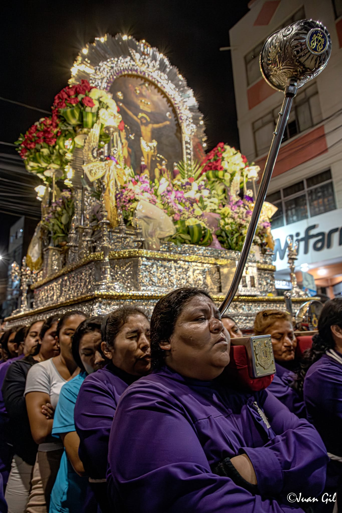 La fuerza de las cargadoras. El plano contrapicado resalta el esfuerzo físico y la tremenda devoción en los rostros de las mujeres que llevan el anda. Foto: Juan Gil