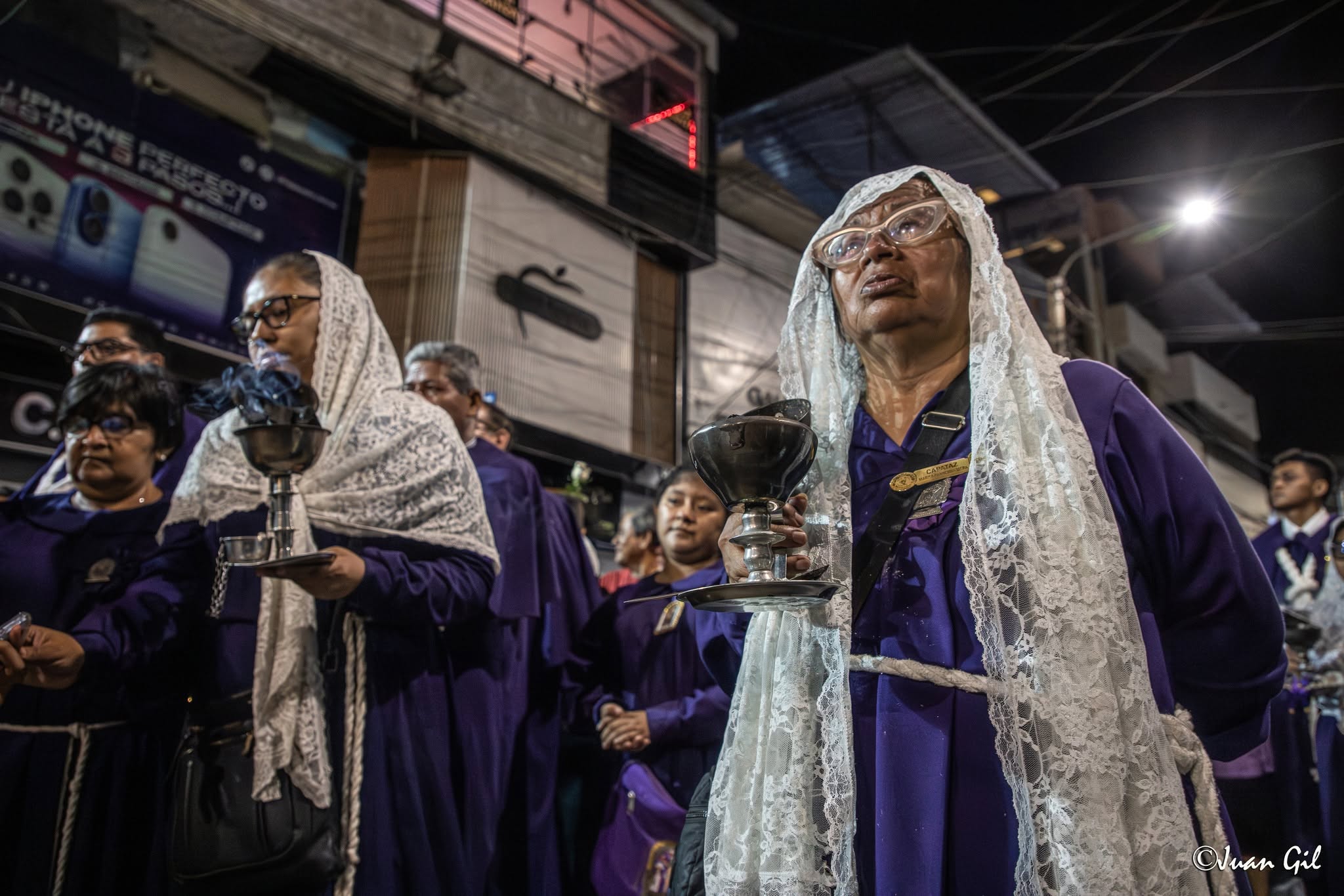 El misticismo de las sahumadoras. La mirada al cielo de la sahumadora con su mantilla blanca y el sahumerio encendido aporta una carga espiritual altísima. Foto: Juan Gil