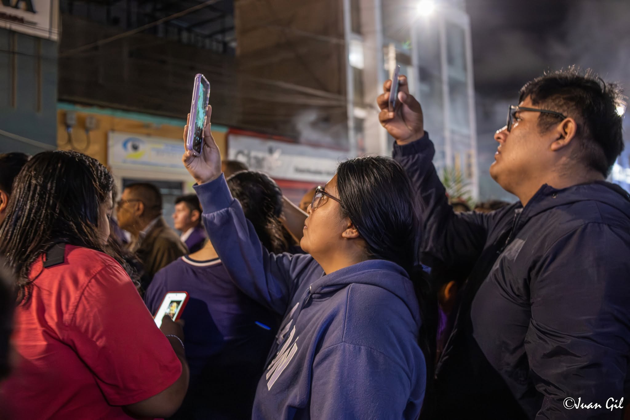 La fe digital. Captura la modernidad: fieles registrando con sus teléfonos móviles el paso de la procesión. Foto: Juan Gil