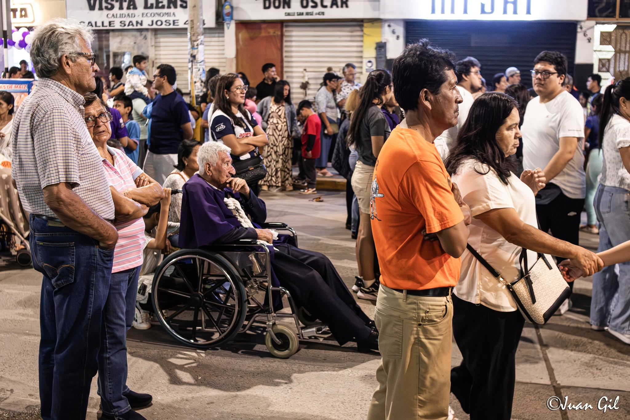 La mirada de los mayores. Devotos ancianos y ciudadanos apostados en las aceras de la calle San José observando con respeto. Foto: Juan Gil