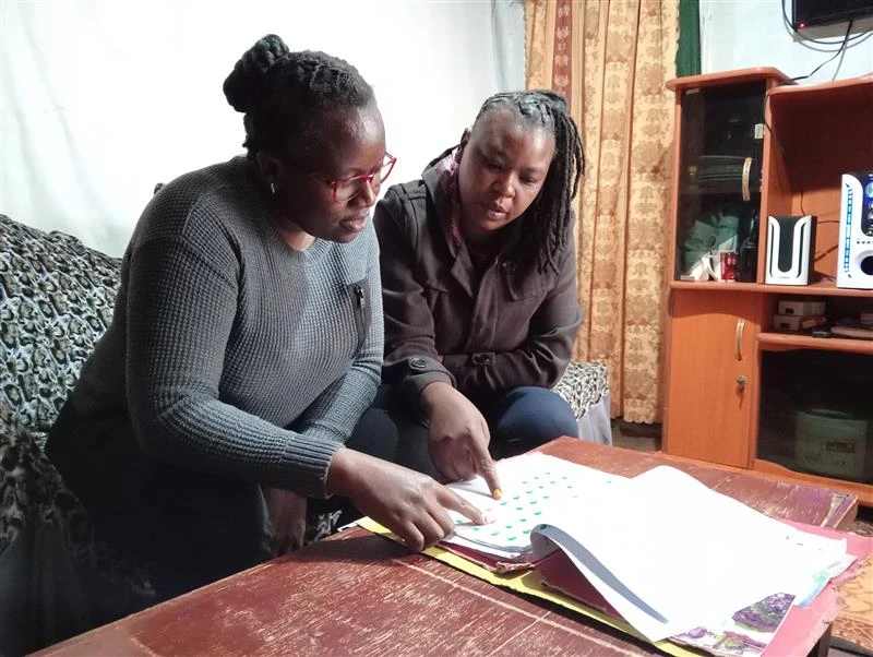 Elizabeth is een moeder in Kenia die hier haar armoede-indicatoren evalueert. Credit: Nickson Ateku/Unbound