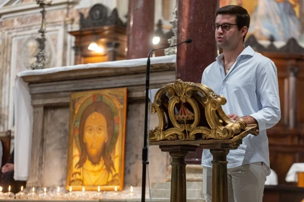 Een jonge katholiek leest het "Manifest van de Jonge Christenen van Europa" hardop voor in de Basiliek van St. Maria in Trastevere, 1 augustus 2025. Credit: Daniel Ibáñez/CNA