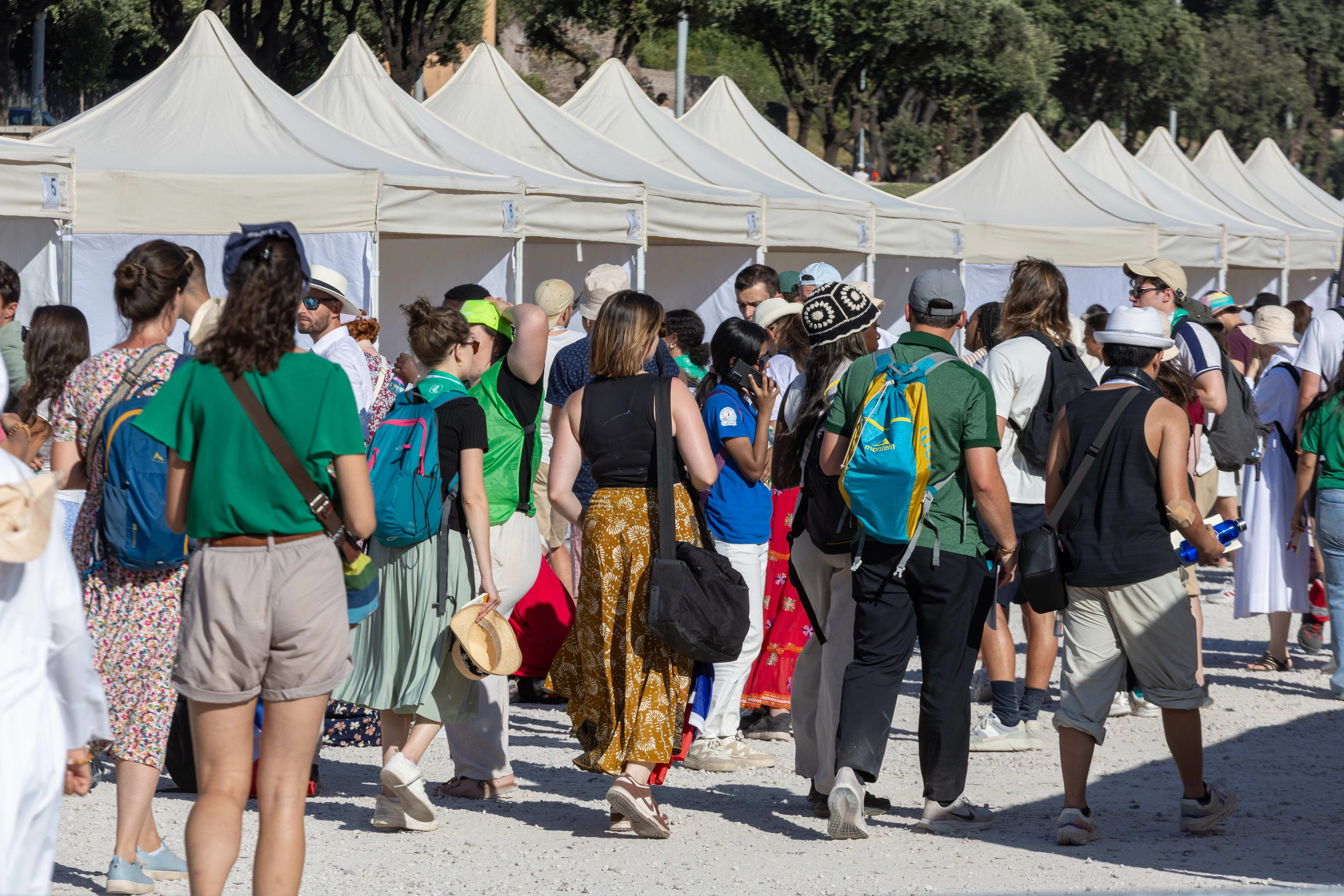 Menigten staan in de rij voor biecht tijdens een verzoeningsbijeenkomst bij het Circus Maximus, Rome, vrijdag 1 aug. 2025. Credit: Daniel Ibáñez/CNA