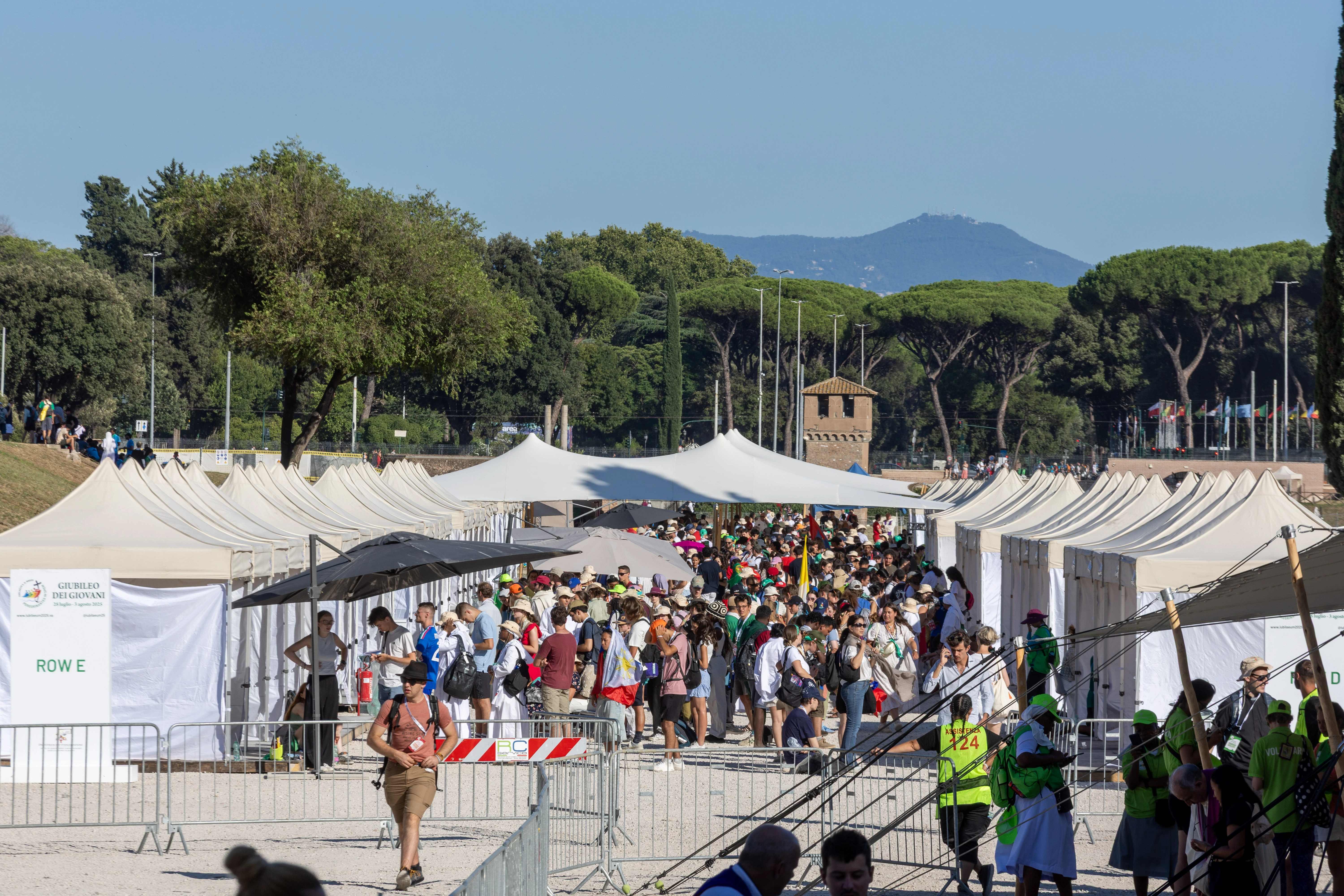 Hokjes staan bij het Circus Maximus tijdens een verzoeningsbijeenkomst in Rome, vrijdag 1 aug. 2025. Credit: Daniel Ibáñez/CNA