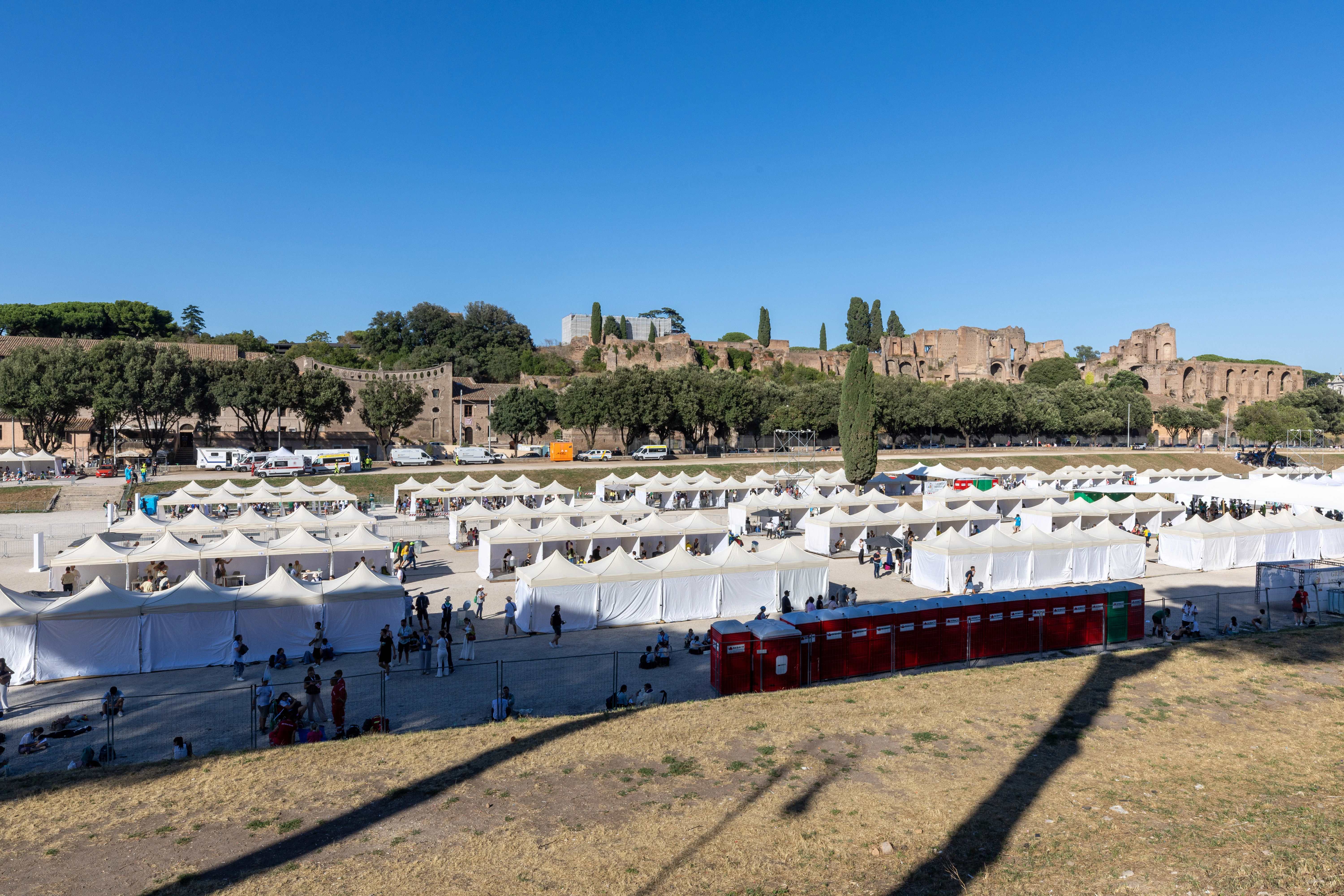 Hokjes strekken zich uit bij het Circus Maximus tijdens een verzoeningsbijeenkomst in Rome, vrijdag 1 aug. 2025. Credit: Daniel Ibáñez/CNA