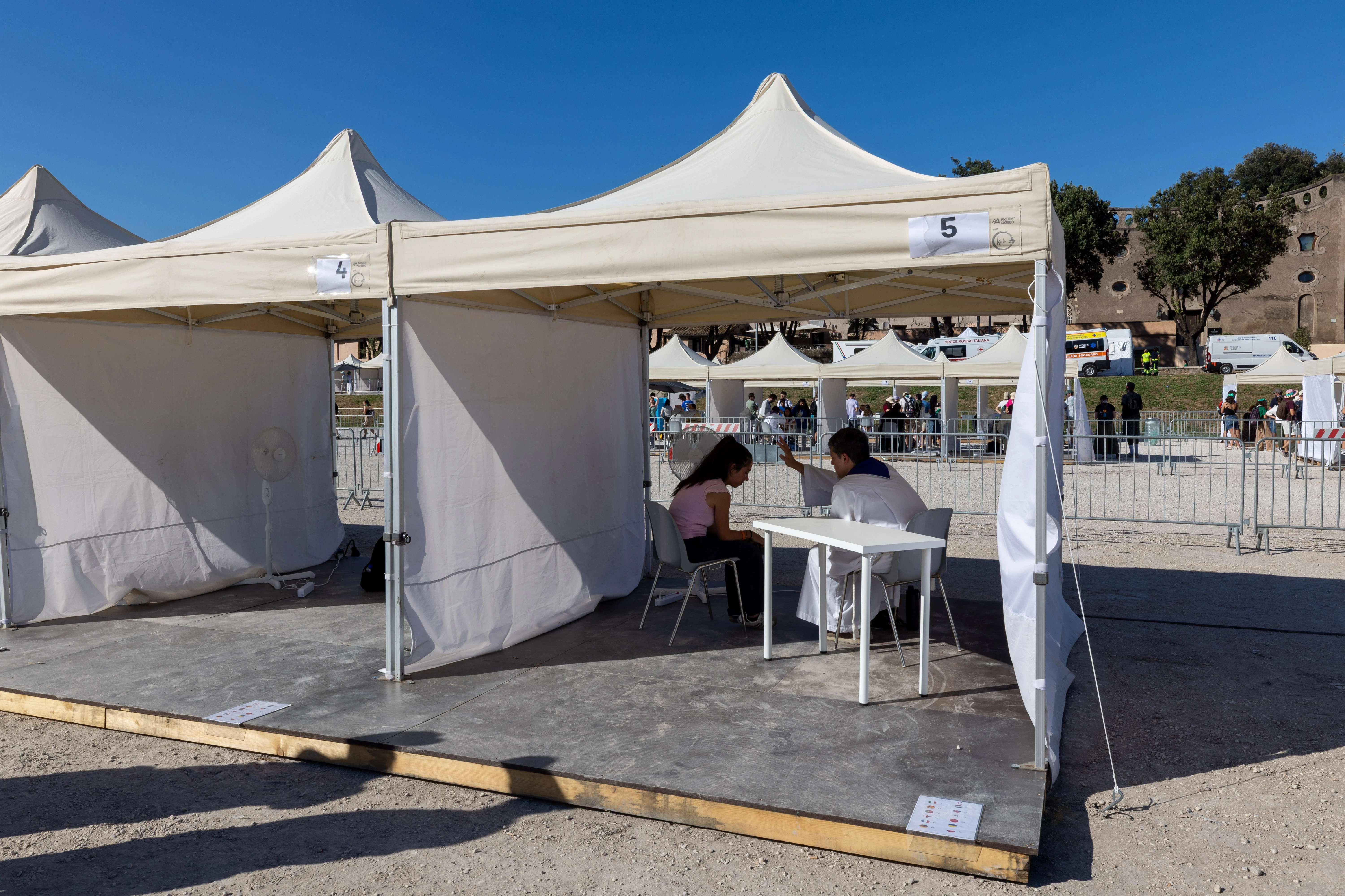 Een bekeerling ontvangt absolutie tijdens een verzoeningsbijeenkomst bij het Circus Maximus, Rome, vrijdag 1 aug. 2025. Credit: Daniel Ibáñez/CNA