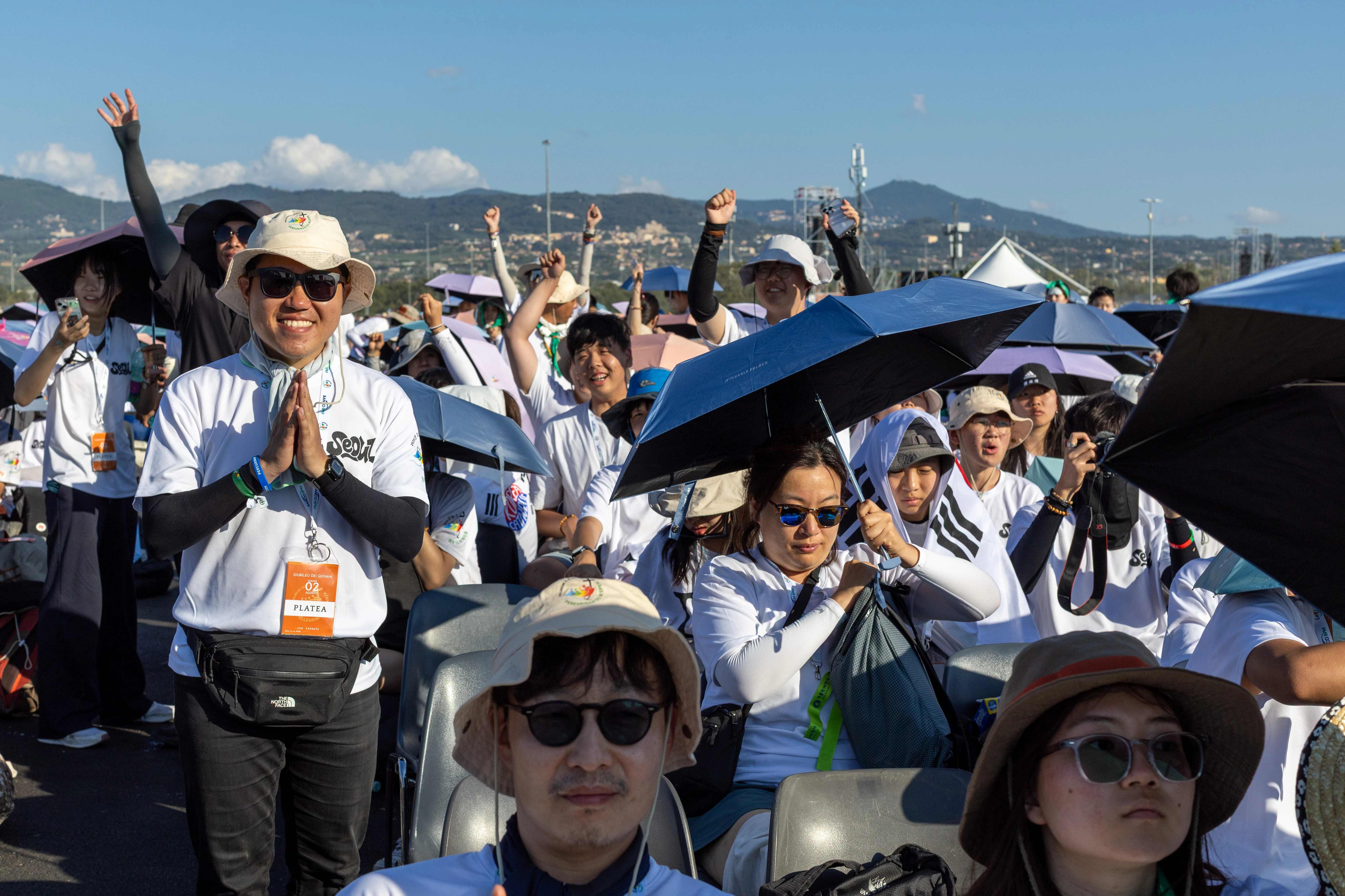 Pelgrims vieren en bidden tijdens een wake in Tor Vergata, Rome, zaterdag 2 augustus 2025. Krediet: Daniel Ibáñez/CNA