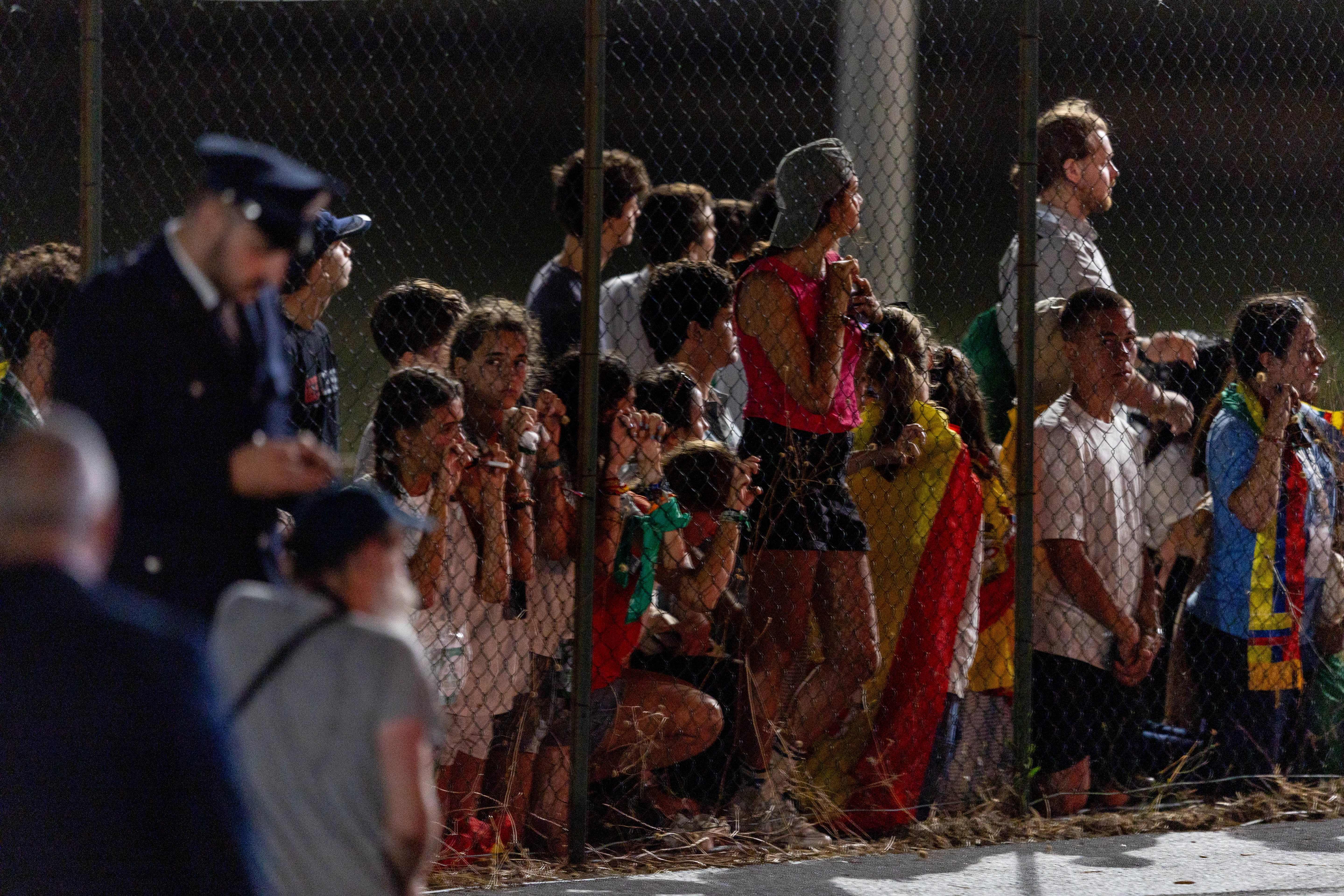 Jongeren bidden tijdens een wake in Tor Vergata, Rome, zaterdag 2 augustus 2025. Krediet: Daniel Ibáñez/CNA