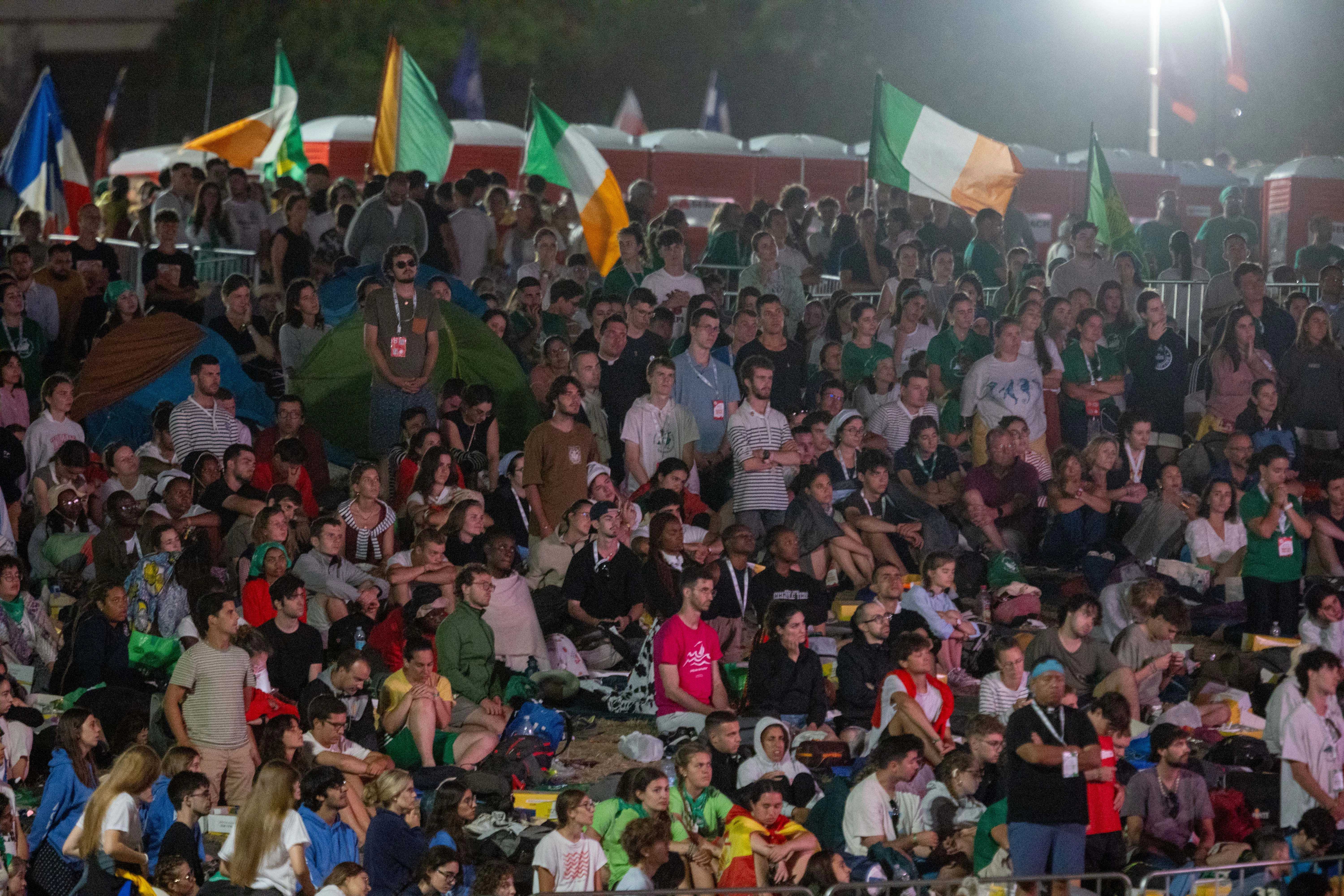 Jongeren verzamelen zich bij een wake in Tor Vergata, Rome, zaterdag 2 augustus 2025. Krediet: Daniel Ibáñez/CNA