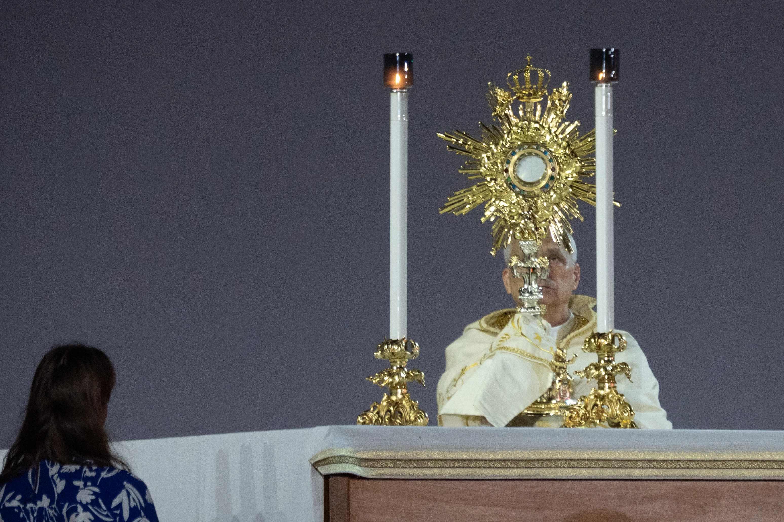 Het Heilig Sacrament wordt tentoongesteld tijdens een wake in Tor Vergata, Rome, zaterdag 2 augustus 2025. Krediet: Daniel Ibáñez/CNA