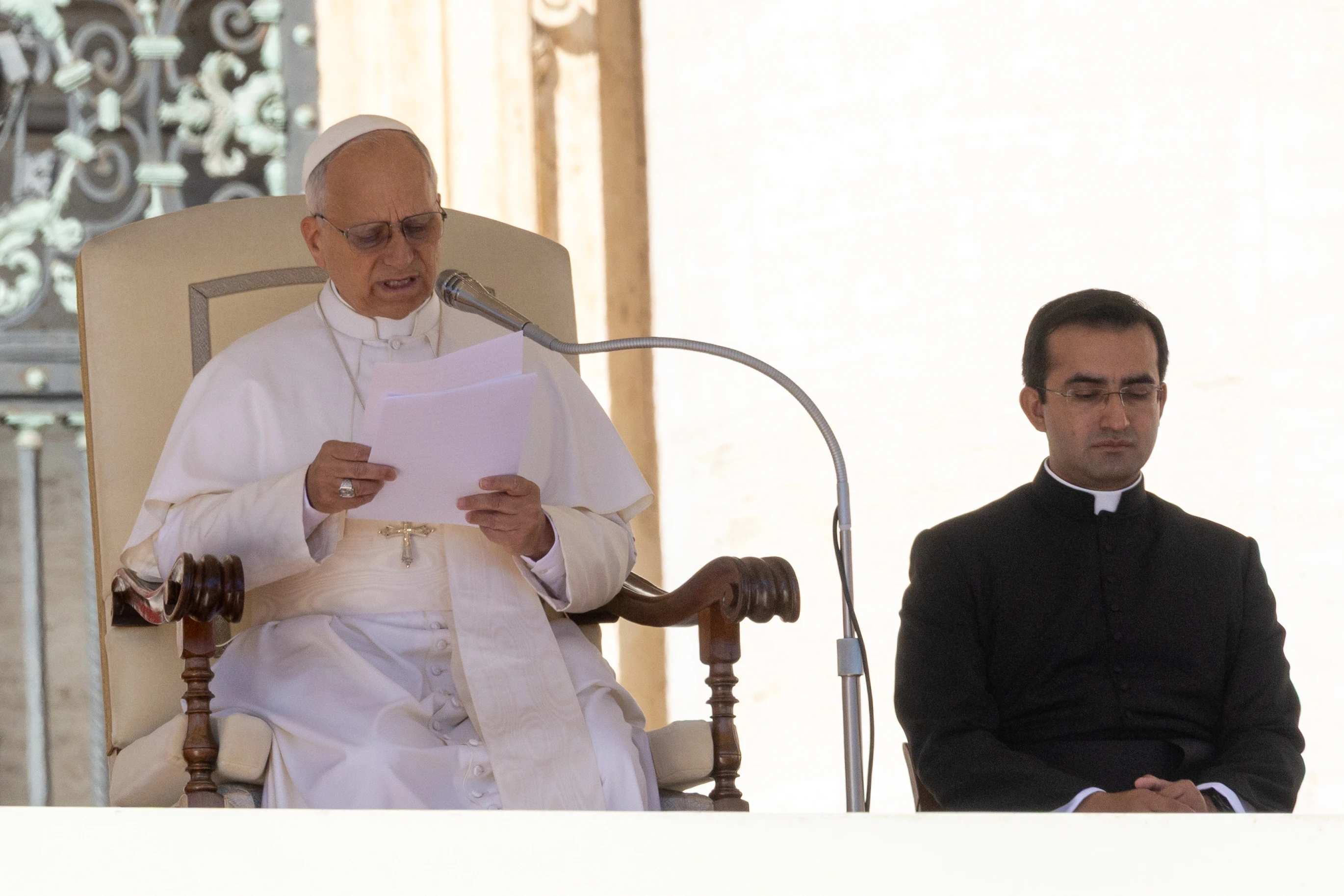 Paus Leo XIV spreekt pelgrims toe tijdens zijn algemene audiëntie op het Sint-Pietersplein in Vaticaanstad, woensdag 8 oktober 2025. Bron: Daniel Ibáñez/CNA