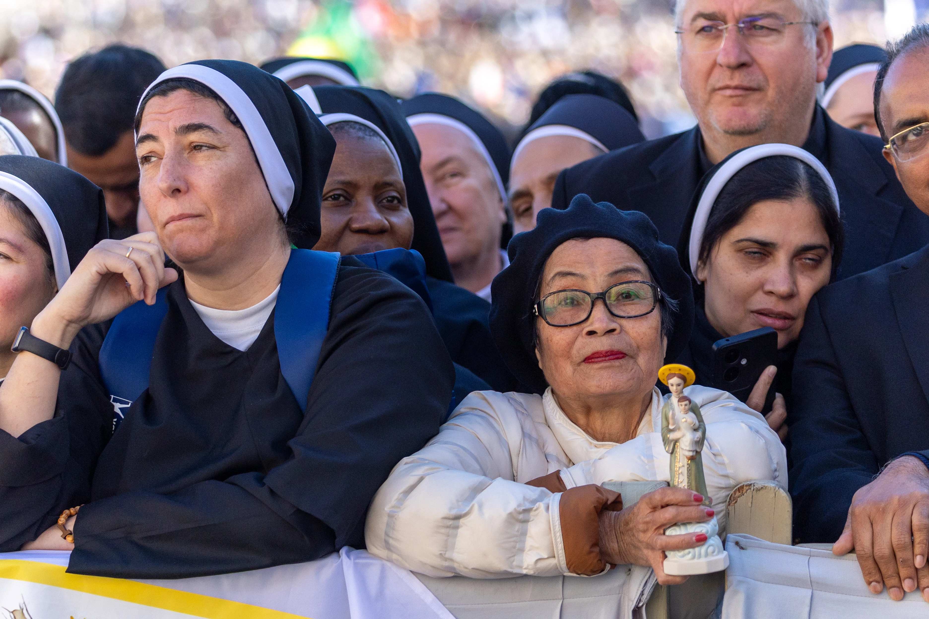 Pelgrims luisteren naar Paus Leo XIV tijdens zijn algemene audiëntie op het Sint-Pietersplein in Vaticaanstad, woensdag 8 oktober 2025. Bron: Daniel Ibáñez/CNA