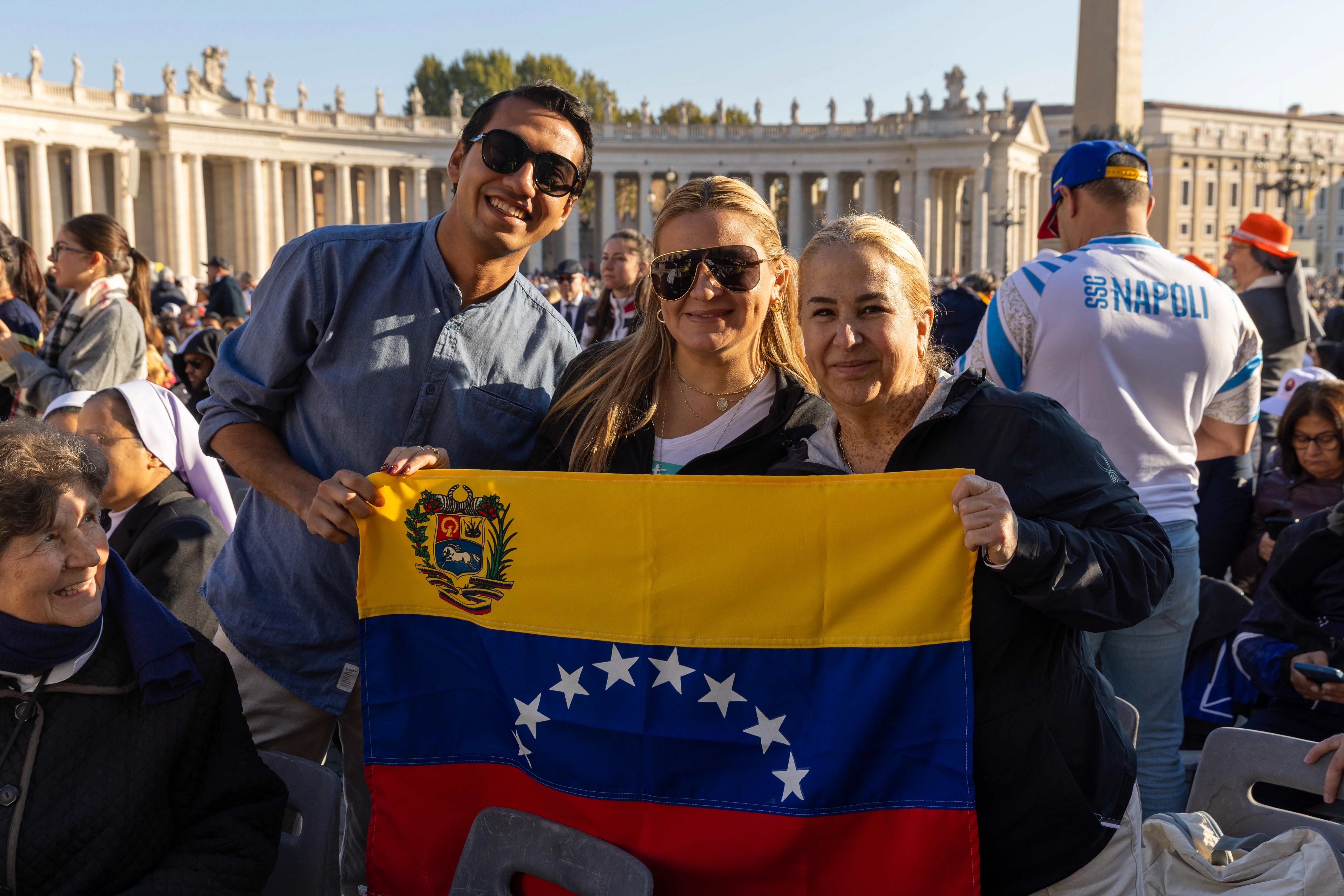 Venezolaanse pelgrims vieren de canonisatie van de eerste heiligen van hun land op het Sint-Pietersplein op 19 oktober 2025. Daniel Ibáñez/EWTN