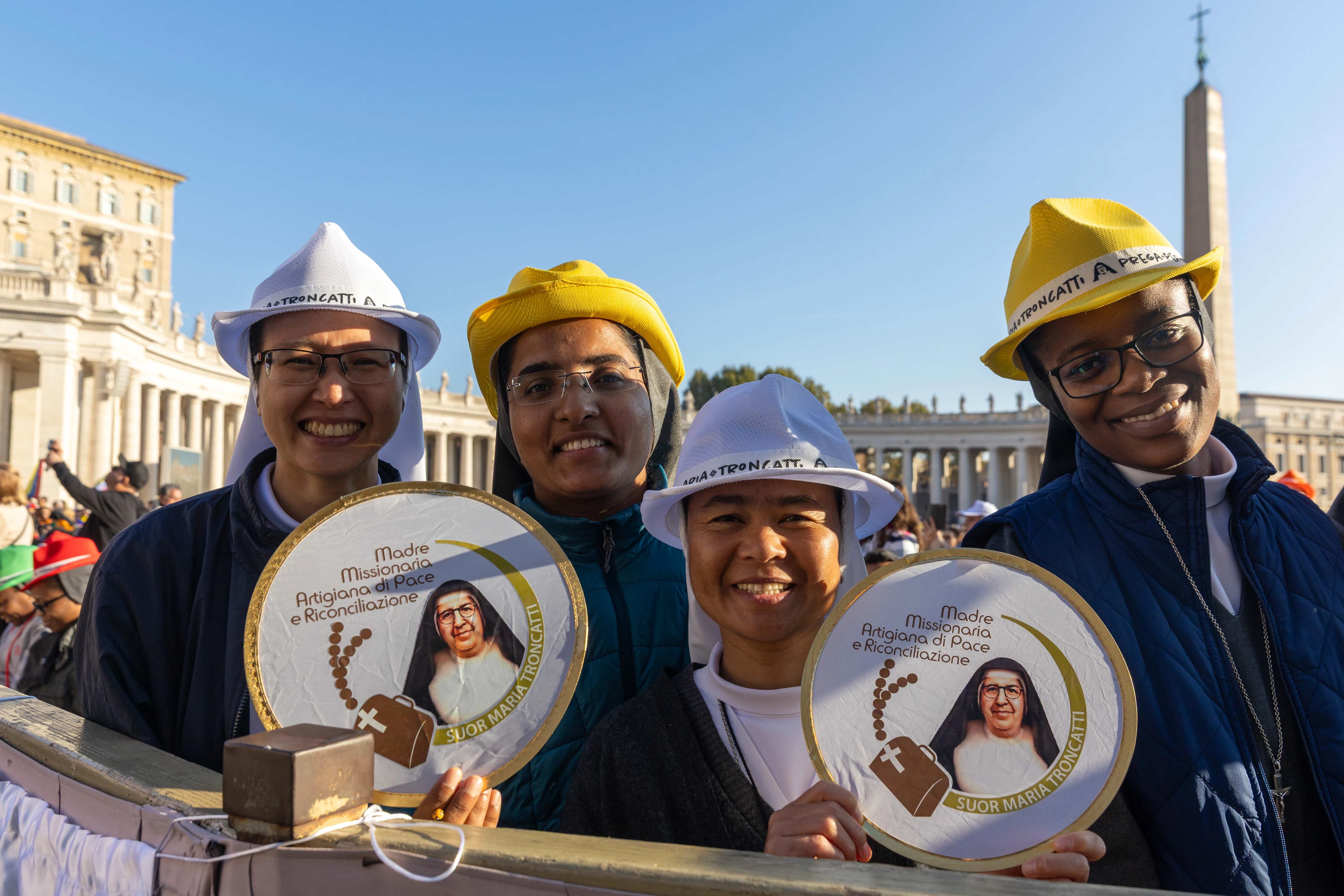 Kloosterzusters vieren de canonisatie van Sint Maria Troncatti, een Italiaanse Salesiaanse zuster die bijna vijf decennia als missionaris werkte in het Amazonegebied van Ecuador, bij de canonisatiemis op het Sint-Pietersplein op 19 oktober 2025. Daniel Ibáñez/EWTN