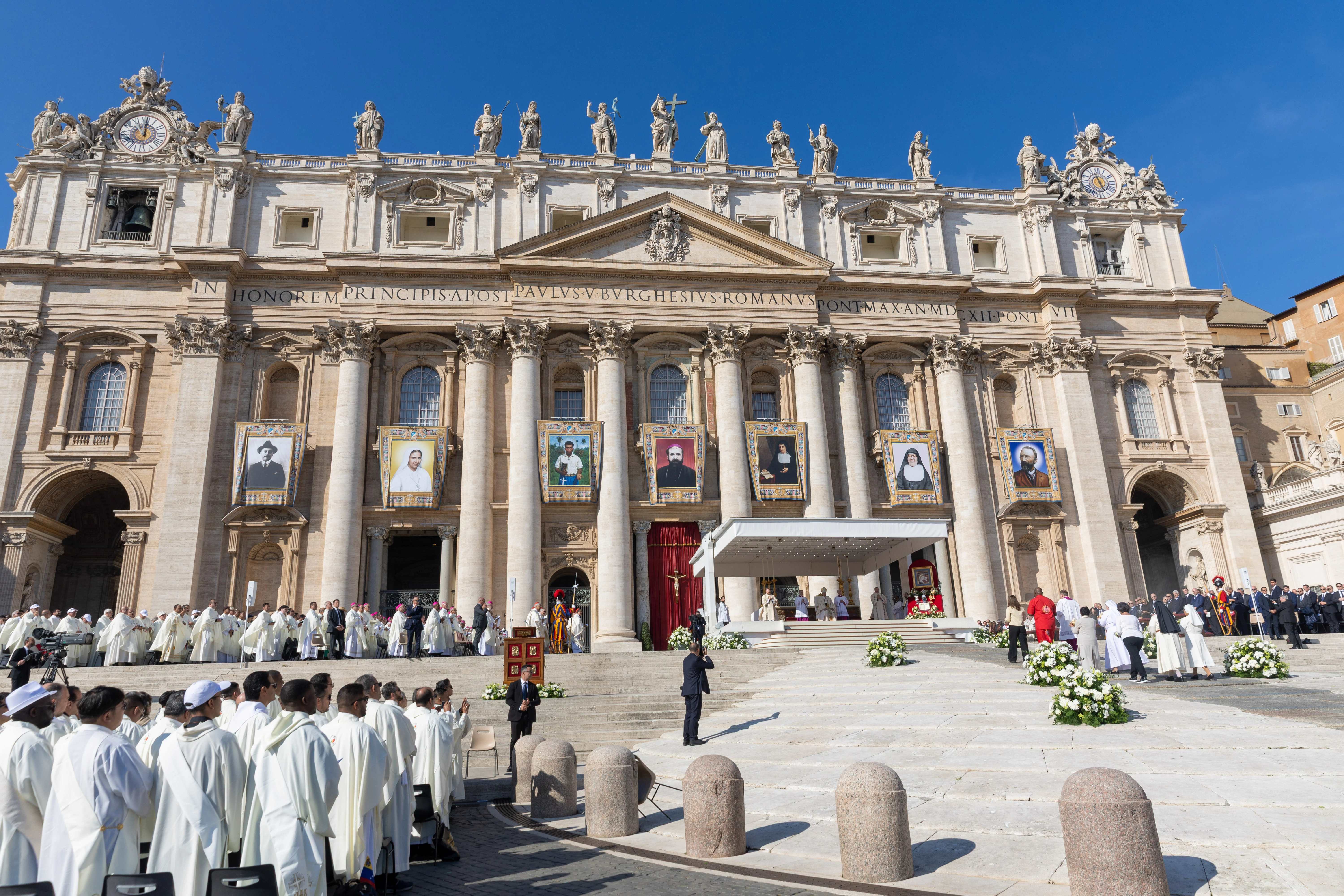 Paus Leo XIV verklaart 7 nieuwe heiligen bij de canonisatiemis op het Sint-Pietersplein op 19 oktober 2025. Daniel Ibáñez/EWTN