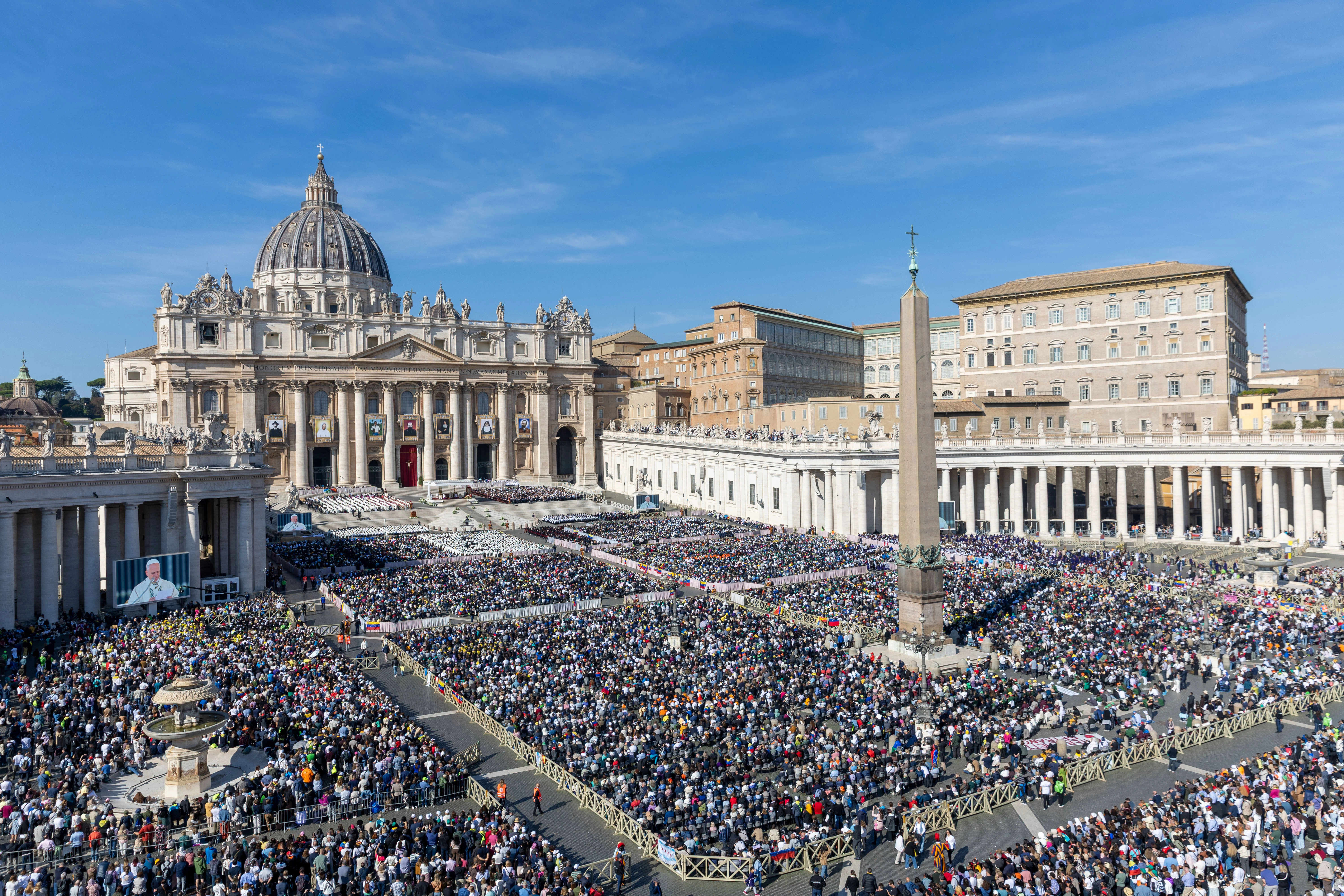 Ongeveer 70.000 mensen waren aanwezig op het Sint-Pietersplein aan het einde van de canonisatiemis op 19 oktober 2025, volgens het Vaticaan. Daniel Ibáñez/EWTN