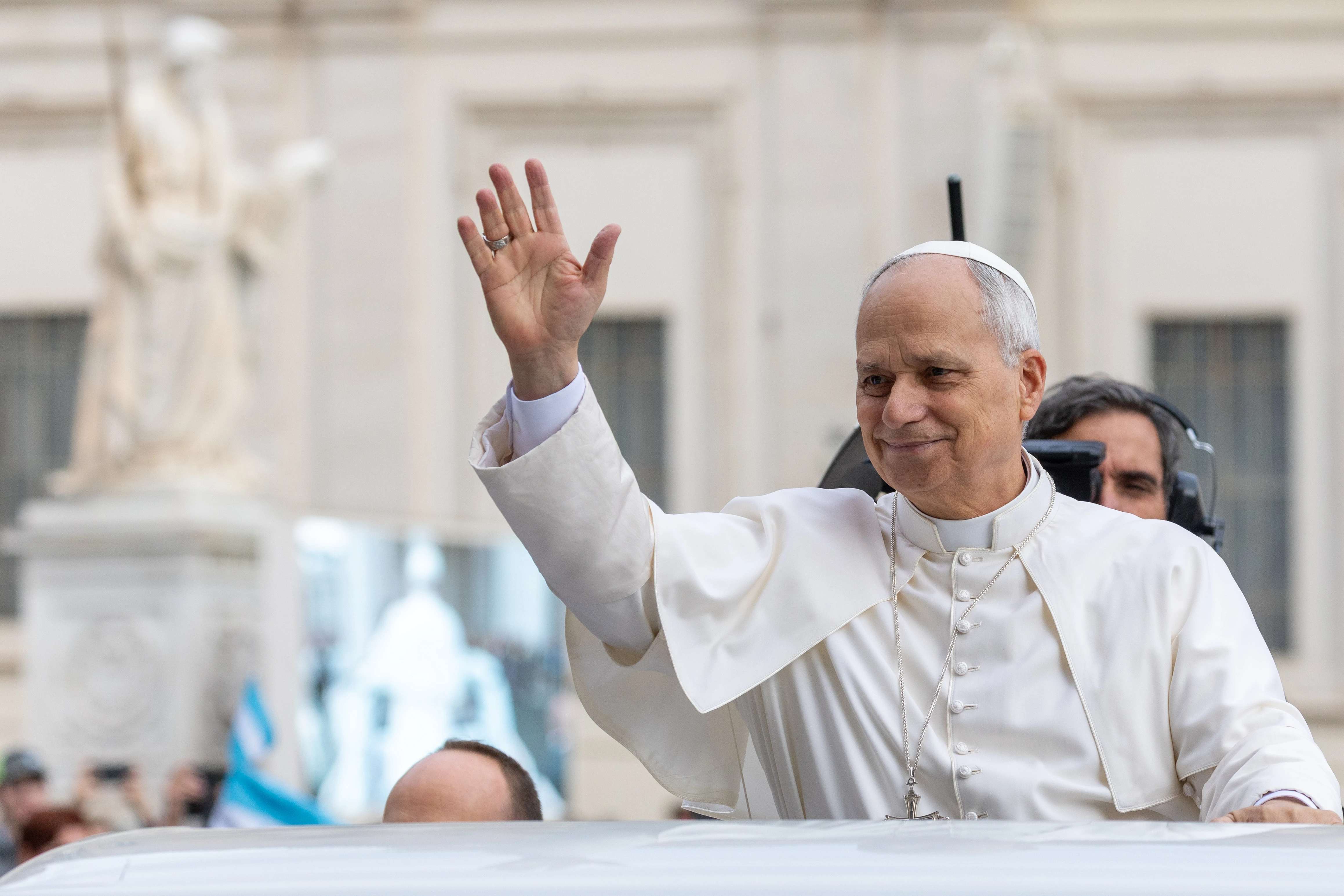 Paus Leo XIV begroet pelgrims tijdens zijn algemene audiëntie op het Sint-Pietersplein in het Vaticaan, woensdag 22 oktober 2025. Bron: Daniel Ibáñez/CNA