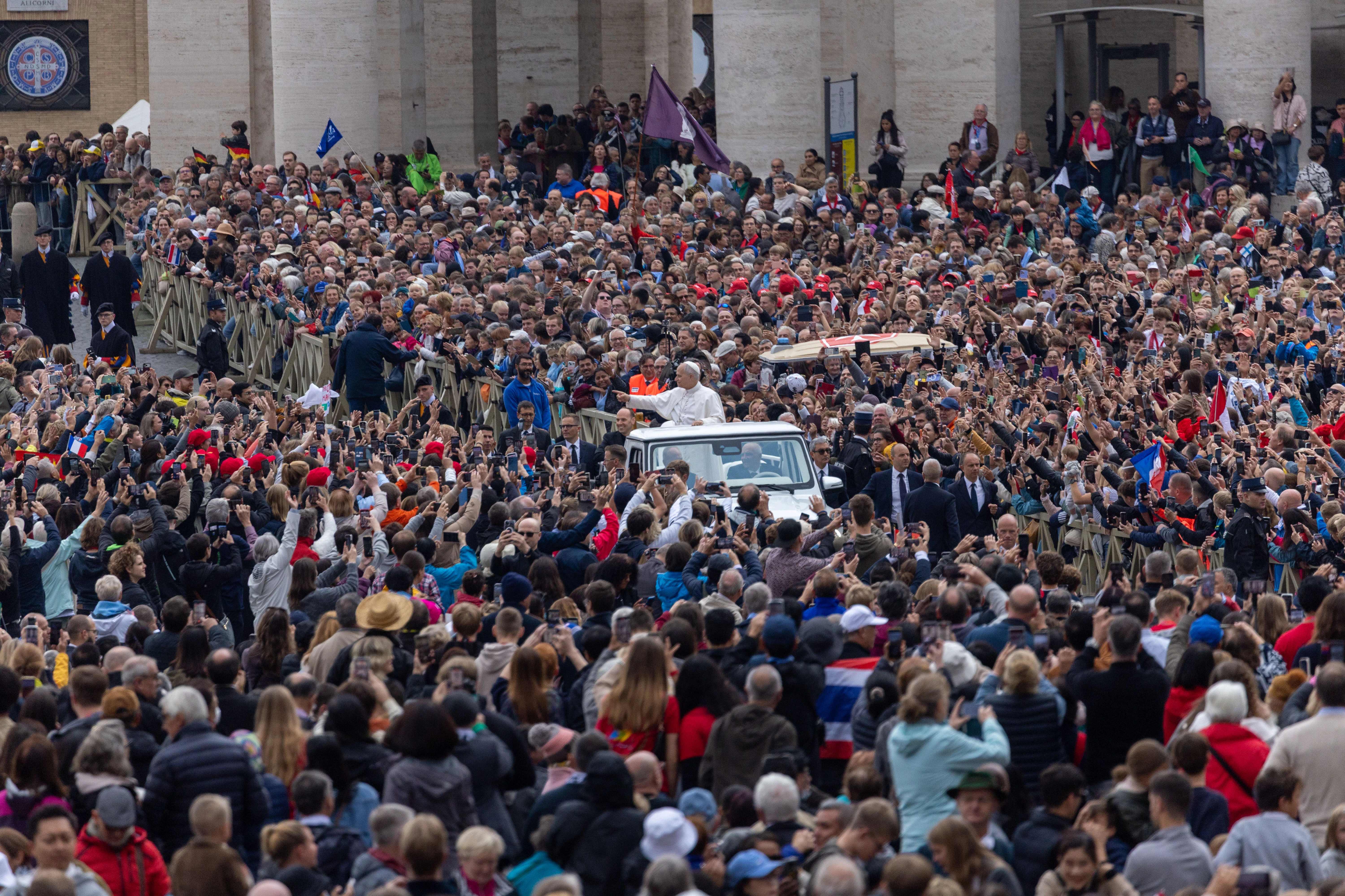 Paus Leo XIV begroet pelgrims vanuit de pausmobiel tijdens zijn algemene audiëntie op het Sint-Pietersplein in het Vaticaan op woensdag 22 oktober 2025. Bron: Daniel Ibáñez/CNA