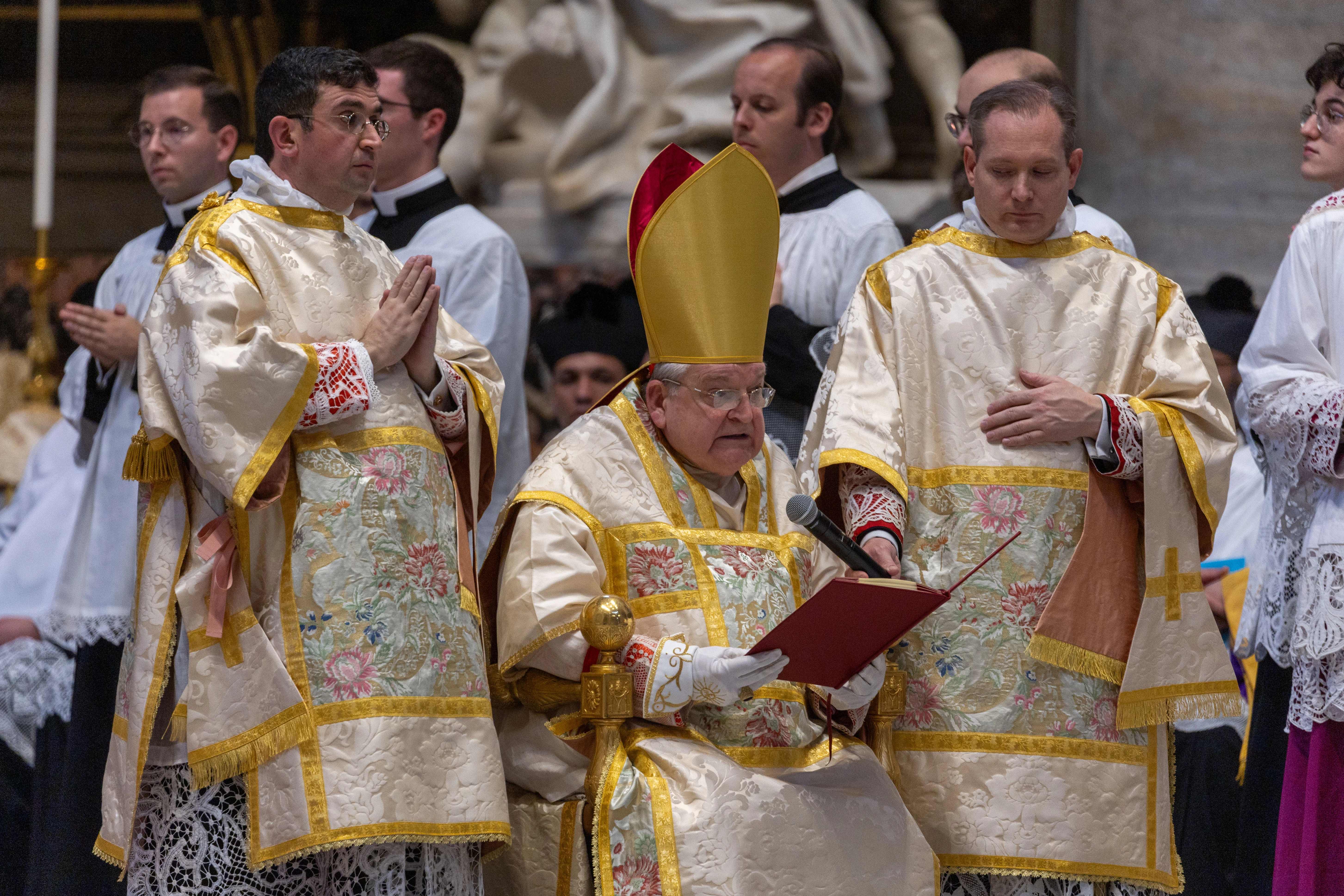 Kardinaal Raymond Leo Burke viert een Pontificale Mis in de buitengewone vorm van de Romeinse ritus, in de Pauselijke Basiliek van Sint-Pieter, Vaticaanstad, zaterdag 25 oktober 2025. Credit: Daniel Ibáñez/CNA