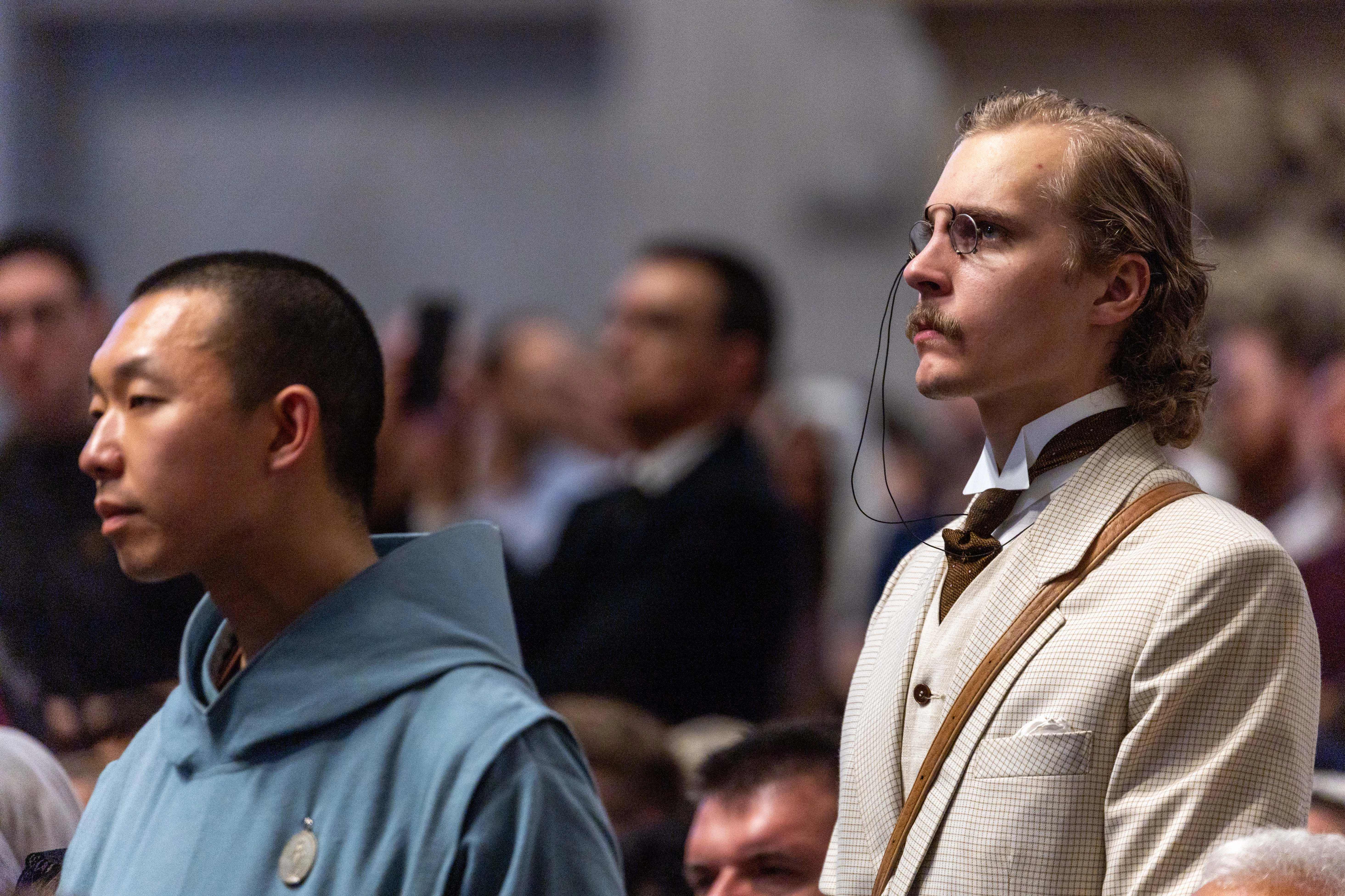 Pelgrims nemen deel aan een Pontificale Mis in de buitengewone vorm van de Romeinse ritus, gevierd door kardinaal Raymond Leo Burke in de Pauselijke Basiliek van Sint-Pieter, Vaticaanstad, zaterdag 25 oktober 2025. Credit: Daniel Ibáñez/CNA