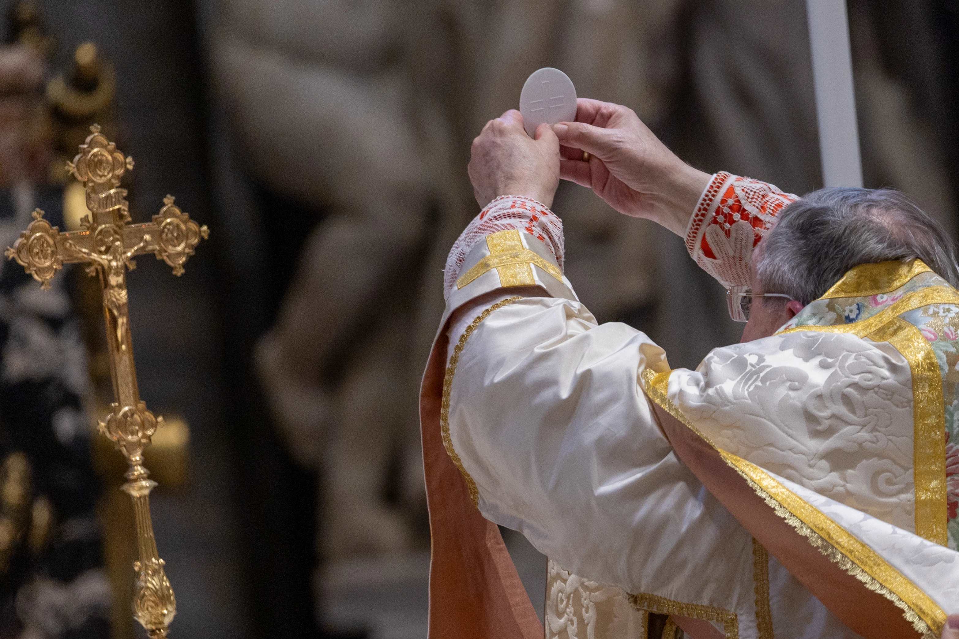 Kardinaal Raymond Leo Burke heft een hostie op tijdens een Pontificale Mis in de buitengewone vorm van de Romeinse ritus in de Pauselijke Basiliek van Sint-Pieter, Vaticaanstad, zaterdag 25 oktober 2025. Credit: Daniel Ibáñez/CNA