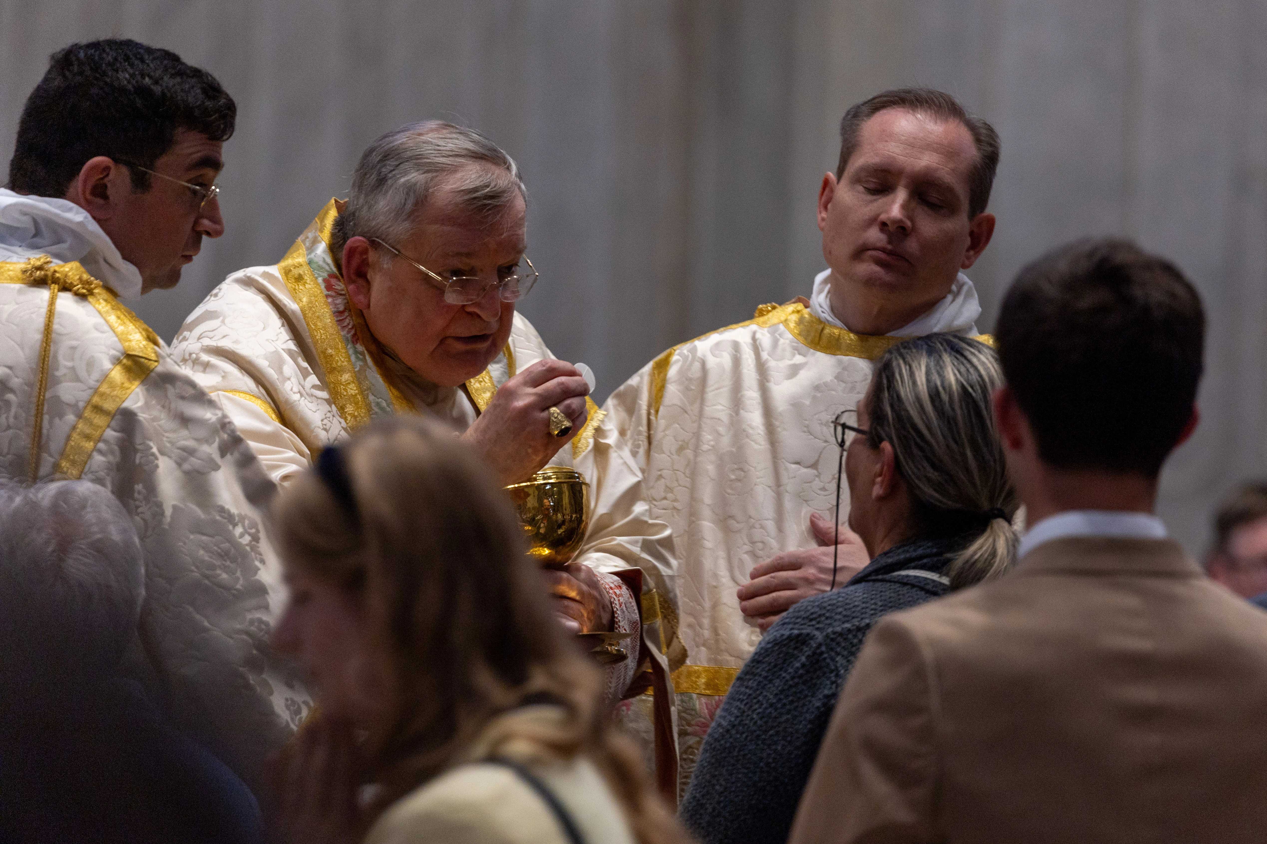 Kardinaal Raymond Leo Burke deelt de Heilige Communie uit tijdens een Pontificale Mis in de buitengewone vorm van de Romeinse ritus in de Pauselijke Basiliek van Sint-Pieter, Vaticaanstad, zaterdag 25 oktober 2025. Credit: Daniel Ibáñez/CNA