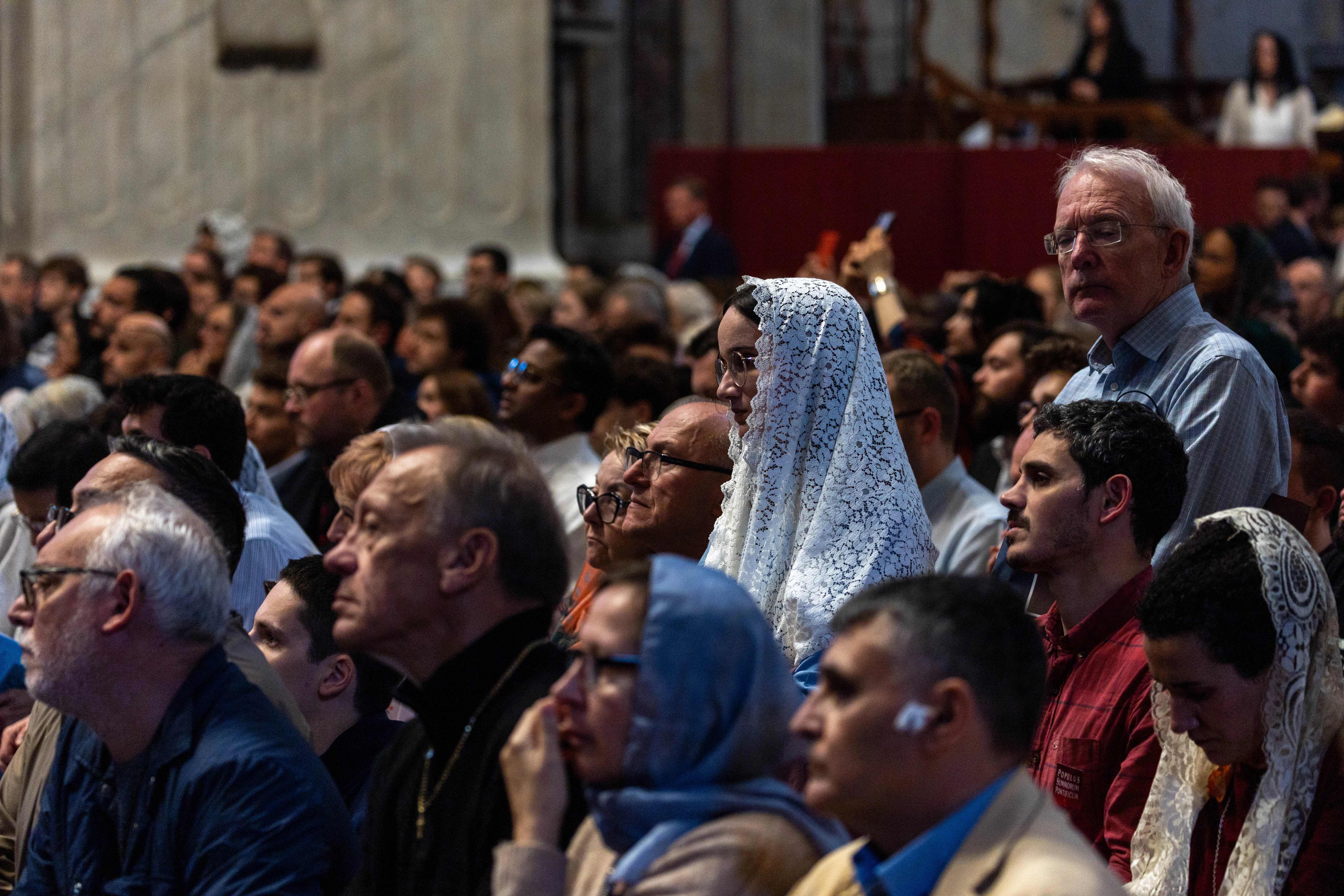 Pelgrims nemen deel aan een Pontificale Mis in de buitengewone vorm van de Romeinse ritus, gevierd door kardinaal Raymond Leo Burke in de Pauselijke Basiliek van Sint-Pieter, Vaticaanstad, zaterdag 25 oktober 2025. Credit: Daniel Ibáñez/CNA