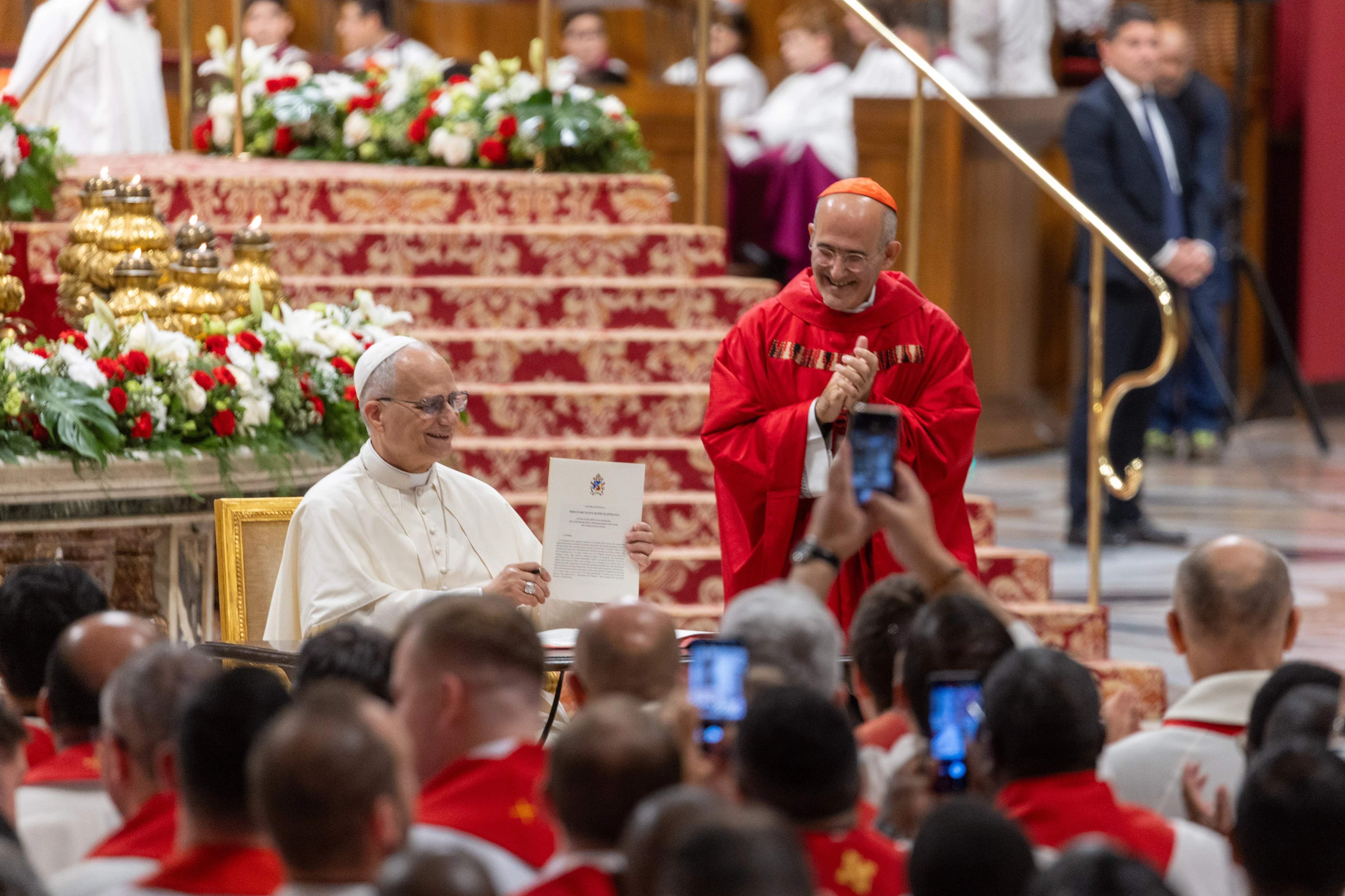 Paus Leo XIV zet zijn handtekening op een nieuw document — dat op 28 oktober 2025 zal worden gepubliceerd ter gelegenheid van de 60ste verjaardag van de conciliaire verklaring Gravissimum Educationis — tijdens een Mis op 27 oktober 2025, ter gelegenheid van zowel de start van het academische jaar aan de pontificale universiteiten van Rome als de openingsdag van het Jubileum van de Wereld van Onderwijs. Credit: Daniel Ibáñez/CNA