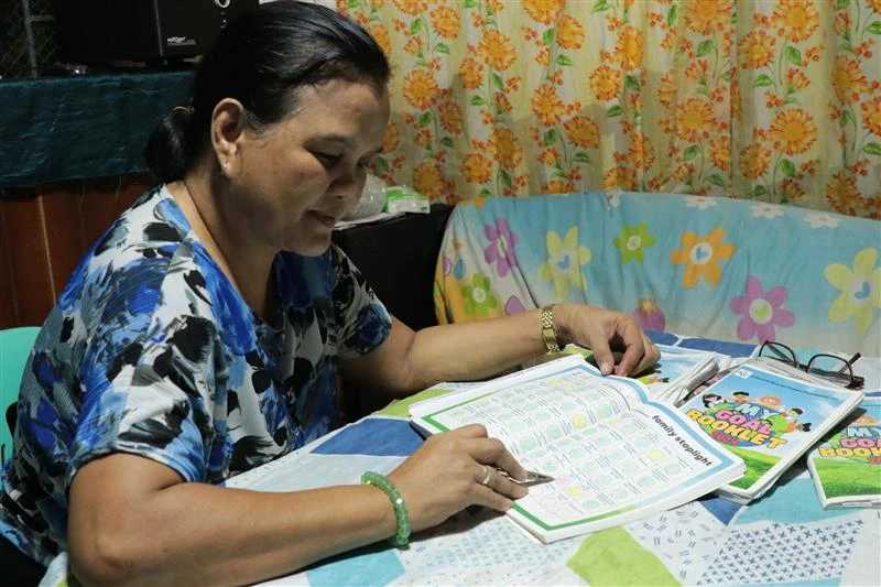 Elvira is een moeder in de Filipijnen die gebruik maakt van Poverty Stoplight, een programma van Unbound. Credit: Teejay Cabrera/Unbound