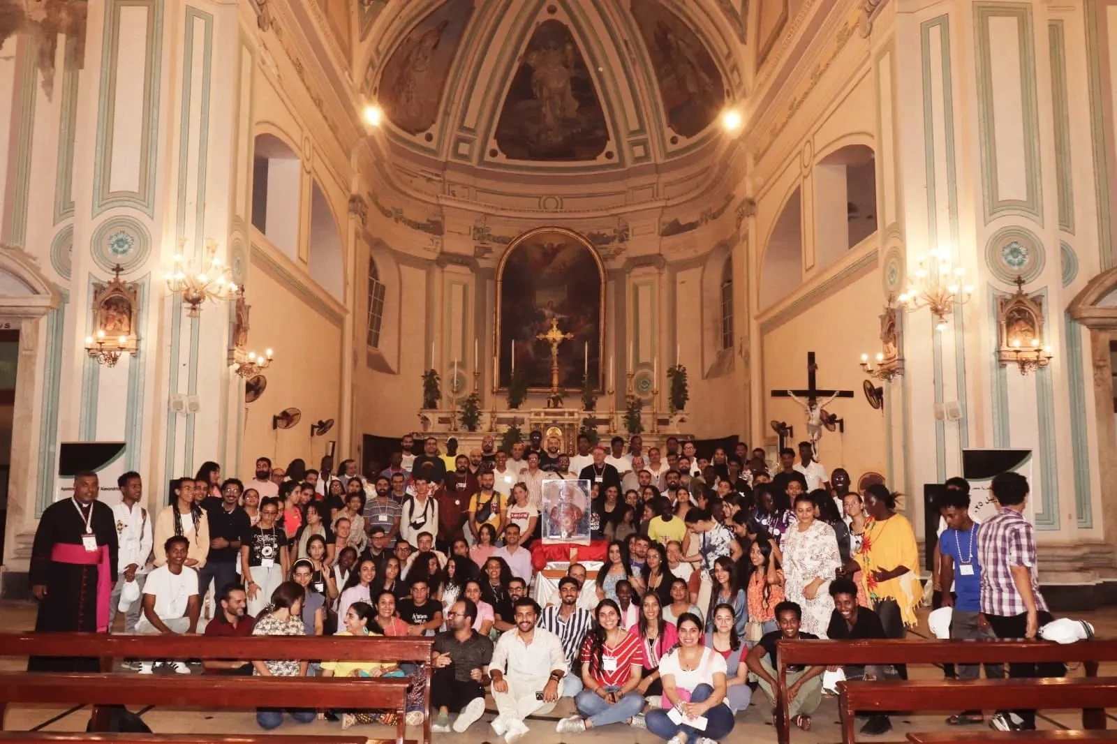 Deelnemers aan de katholieke jeugdjubileum evenementen van augustus 2025 in Alexandrië, Egypte, georganiseerd door de Latijnse Kerk daar, omvatten jongeren uit verschillende Egyptische gouvernoraten evenals anderen uit Afrikaanse en Europese landen, waaronder een delegatie uit Como, Italië, die kwam helpen bij de organisatie van het evenement. Credit: Foto met dank aan het Apostolisch Vicariaat van de Latijnen in Egypte