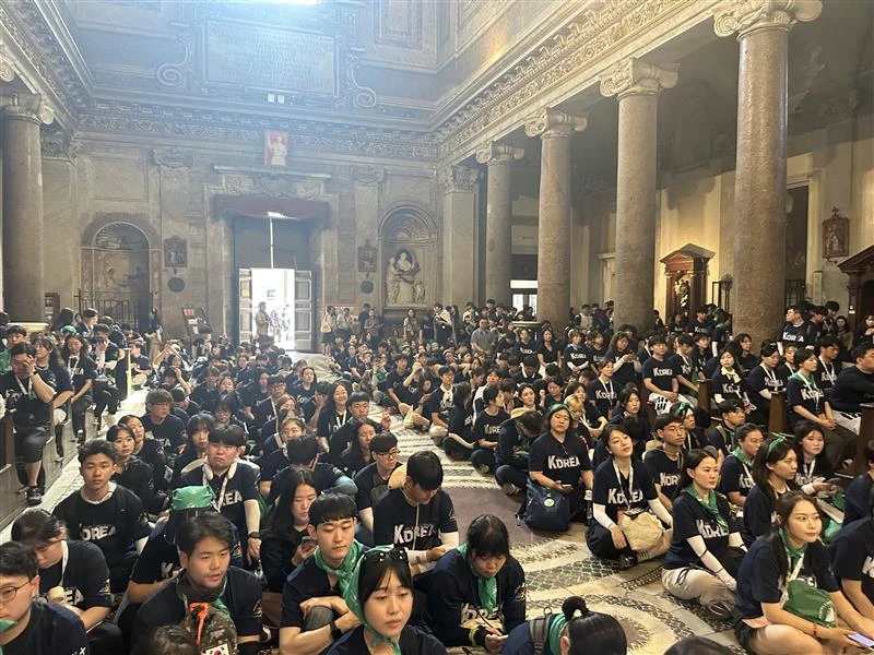 Jonge mensen verzamelen zich voor de Mis tijdens het Jubileum van de Jeugd in de Basiliek van San Crisogono in Trastevere, opgedragen door Kardinaal Andrew Yeom Soo-jung op 31 juli 2025. Credit: Courtney Mares/CNA