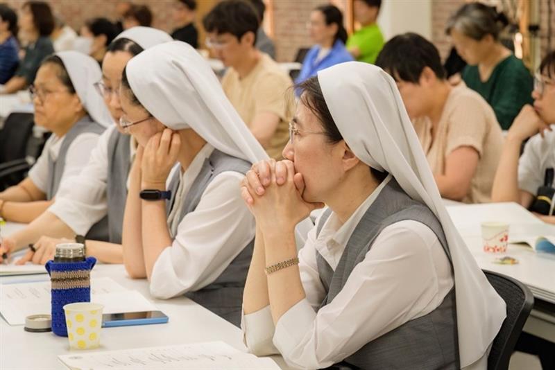 Religieuze zusters en leken nemen deel aan een symposium georganiseerd door de Kerk in Korea op de "Dag van Gebed voor de Verzoening en Eenheid van het Koreaanse Volk" op 22 juni 2025, in afwachting van de 75ste verjaardag van het begin van de Koreaanse Oorlog op 25 juni. Credit: Aartsbisdom Seoul