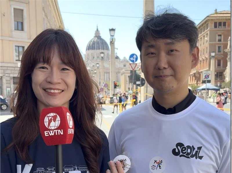 Stephany Sun en pater Domenico Lee van het communicatiebureau van het aartsbisdom Seoel spreken met CNA over Wereld Jongeren Dag 2027 in Zuid-Korea, die zal plaatsvinden van 3 tot 8 augustus 2027. Credit: Courtney Mares/CNA