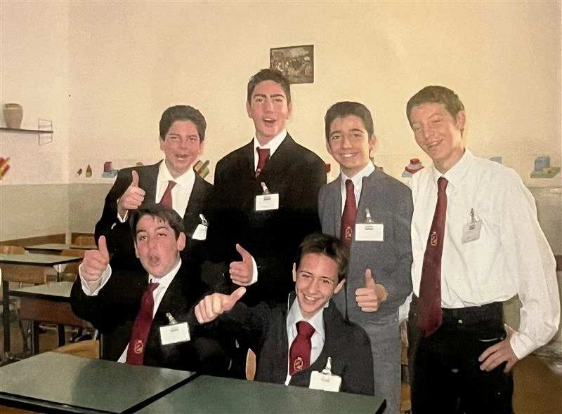 Een foto van Carlo Acutis en enkele van zijn klasgenoten op het Tommaseo Instituut, die op een van de prikborden buiten zijn klaslokaal in de school was geplakt toen het verslaggevingsteam van CNA het bezocht. Bron: Foto met dank aan het Tommaseo Instituut