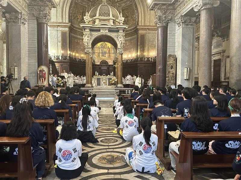 Jonge mensen luisteren tijdens de Jubileummis in de Basiliek van San Crisogono in Trastevere, opgedragen door Kardinaal Andrew Yeom Soo-jung op 31 juli 2025. Credit: Courtney Mares/CNA