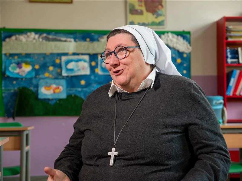 Zuster Monica Ceroni, Carlo Acutis’ godsdienstlerares op de middelbare school, herinnerde zich dat Carlo soms zijn huiswerk vergat of te laat was. Maar hij had een “gezonde nieuwsgierigheid” en “wilde dingen tot op de bodem uitzoeken.” Bron: Anthony Johnson/EWTN