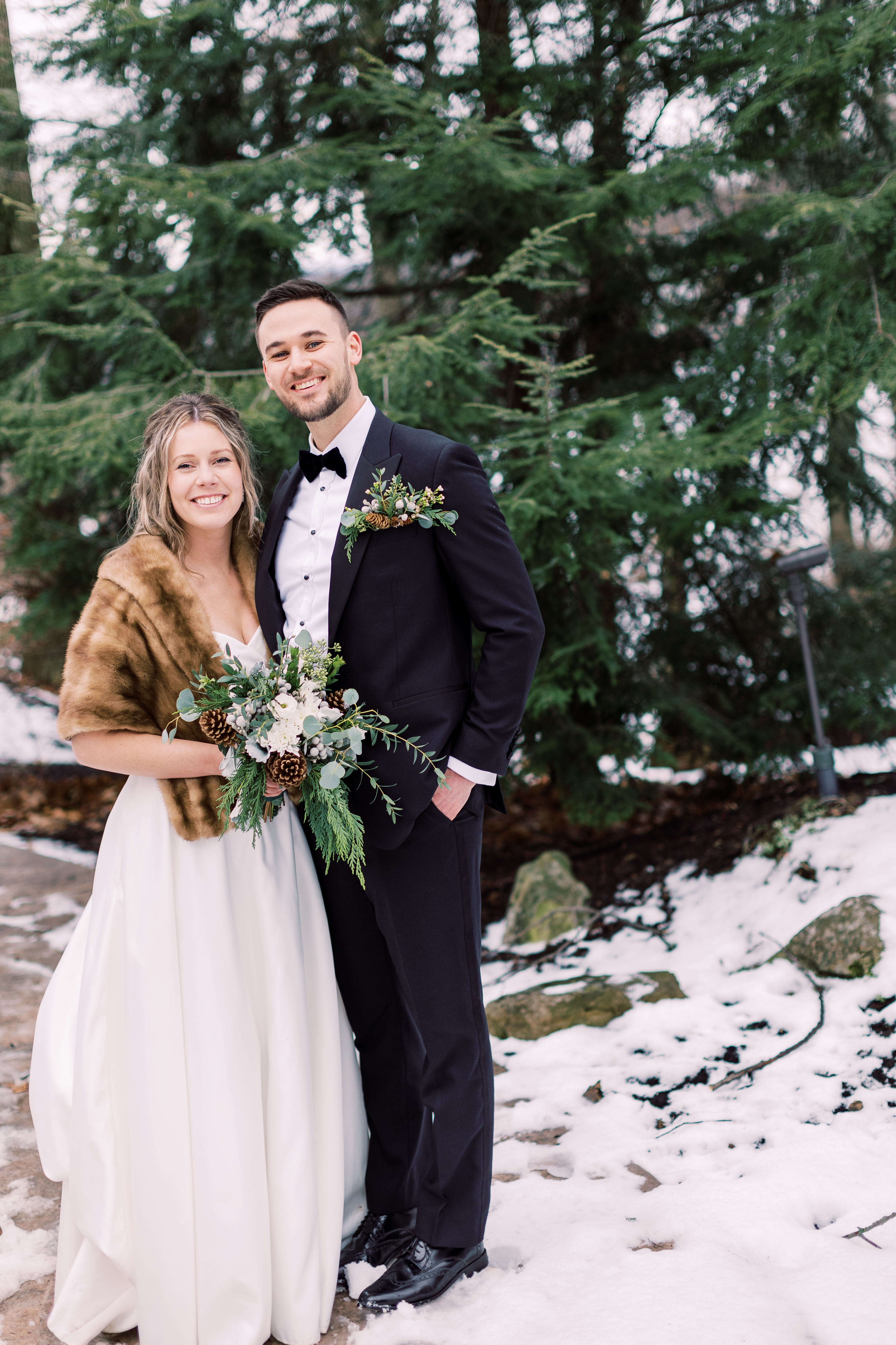 Kendra en Joe Beigel, alumni van Life-Giving Wounds, lachen naar de camera na hun huwelijk op 18 jan. 2025 in Steubenville, Ohio. Credit: Foto met dank aan Caitlin Renn Photography
