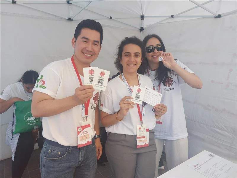 Caritas Azië-delegaat Sam Ratha Lay (links) en Caritas Egypte jeugdelegaat Engy Zaher (midden). Credit: Kristina Millare/CNA
