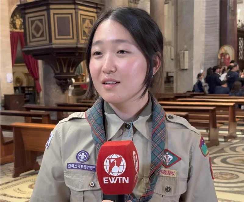 Meer dan 1.000 jonge katholieke Koreanen reisden naar Rome voor het Jubileum van de Jeugd om deel te nemen en het komende Wereld Jongeren Dag te promoten. Onder hen was de 22-jarige Jiyeon Maeng. “Ik kijk er echt naar uit en hoop dat de mensen hier naar Korea komen om het feest met ons te vieren,” zei ze. “We zeggen tegen hen: ‘Kom naar Korea, alsjeblieft.’” Credit: Courtney Mares/CNA