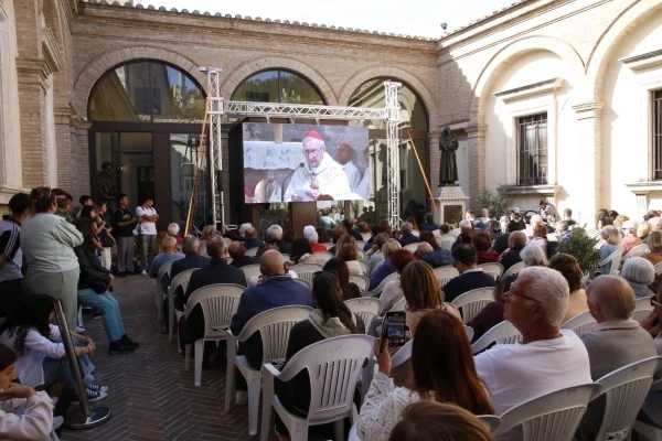 Menigten volgen de Mis ter ere van Sint Carlo Acutis op de feestdag van de heilige, 12 oktober 2025, in de Kerk van Santa Maria Maggiore in Assisi, Italië. Credits: Bisdom Assisi