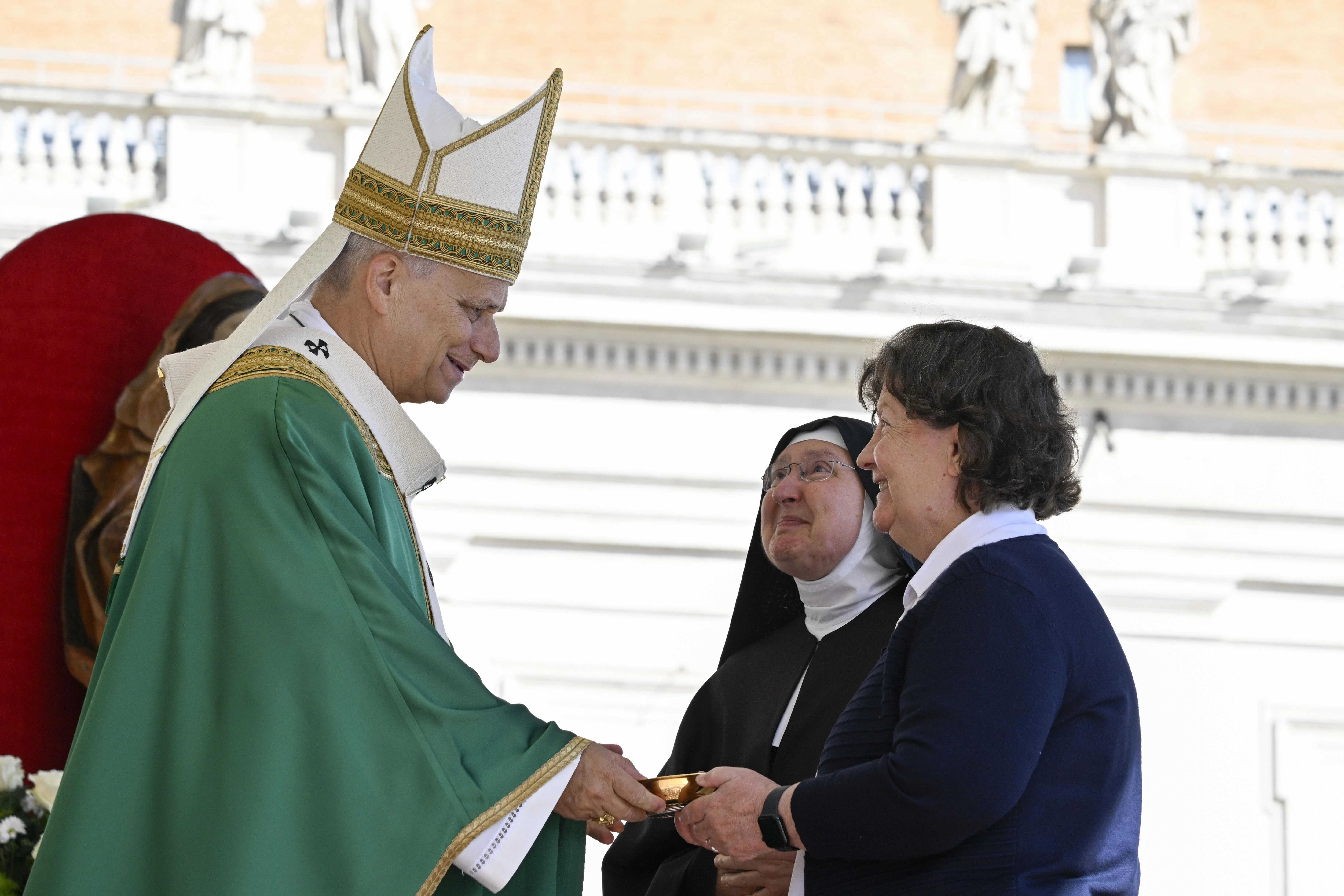 Twee religieuze zusters brengen de gaven naar het altaar tijdens de Mis voor het Jubileum van het Geëngageerde Leven op 9 oktober 2025. Credit: Vatican Media