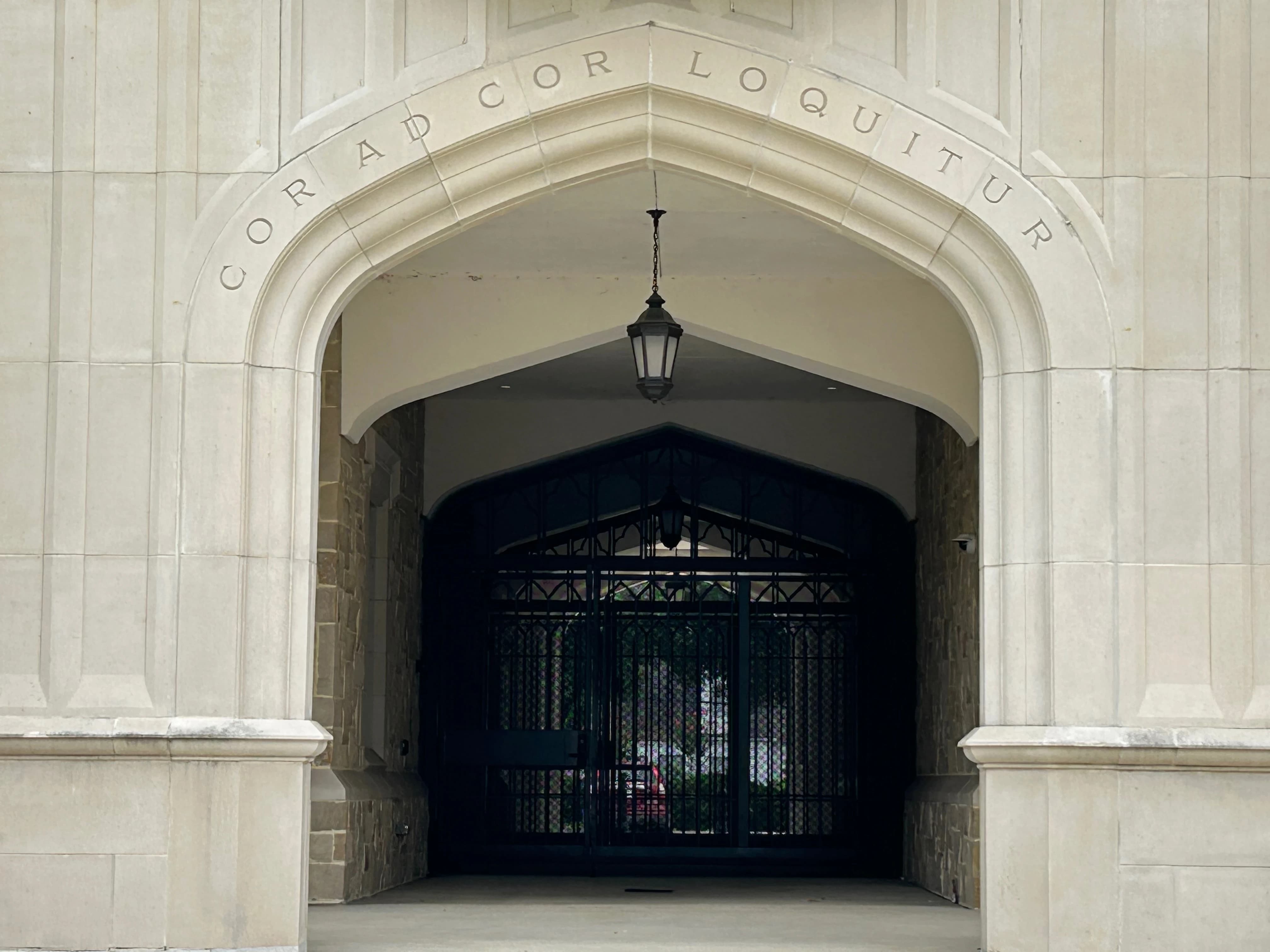 Het motto van Sint-John Henry Newman, "Cor ad cor loquitur" ("Hart spreekt tot hart") is ook het motto van Cathedral High School en is overal in de school gegraveerd. Bron: Amira Abuzeid/CNA