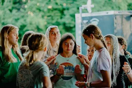 Een kleine groep middelbare scholieren bidt met elke deelnemer tijdens de aanbidding op donderdagavond in 2024 op de hoofdlocatie van Damascus, Centerburg, Ohio. Credit: Foto met dank aan Damascus Media Staff