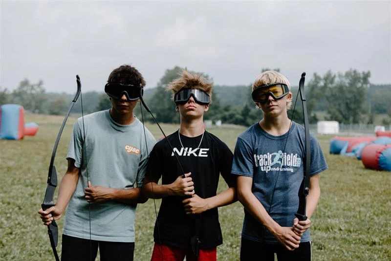 Drie middelbare scholieren spelen boogschieten tag, een hoog-avontuurlijke activiteit in 2024 op de hoofdlocatie van Damascus, Centerburg, Ohio. Credit: Foto met dank aan Damascus Media Staff