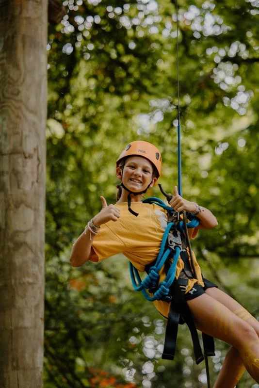 Een middelbare scholier daalt af van het touwenparcours in 2024 op de hoofdlocatie van Damascus, Centerburg, Ohio. Credit: Foto met dank aan Damascus Media Staff