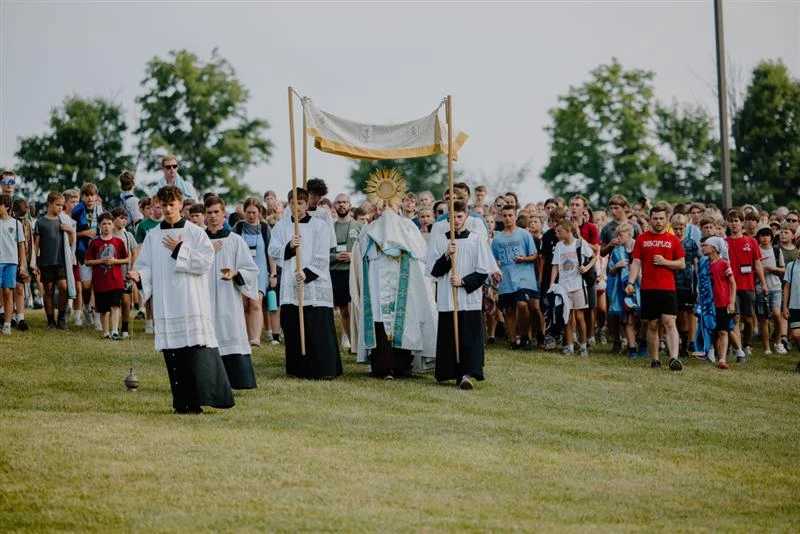 Honderden missionarissen en middelbare scholieren volgen Jezus tijdens de Eucharistische processie over de campus in 2024 op de hoofdlocatie van Damascus, Centerburg, Ohio. Credit: Foto met dank aan Damascus Media Staff
